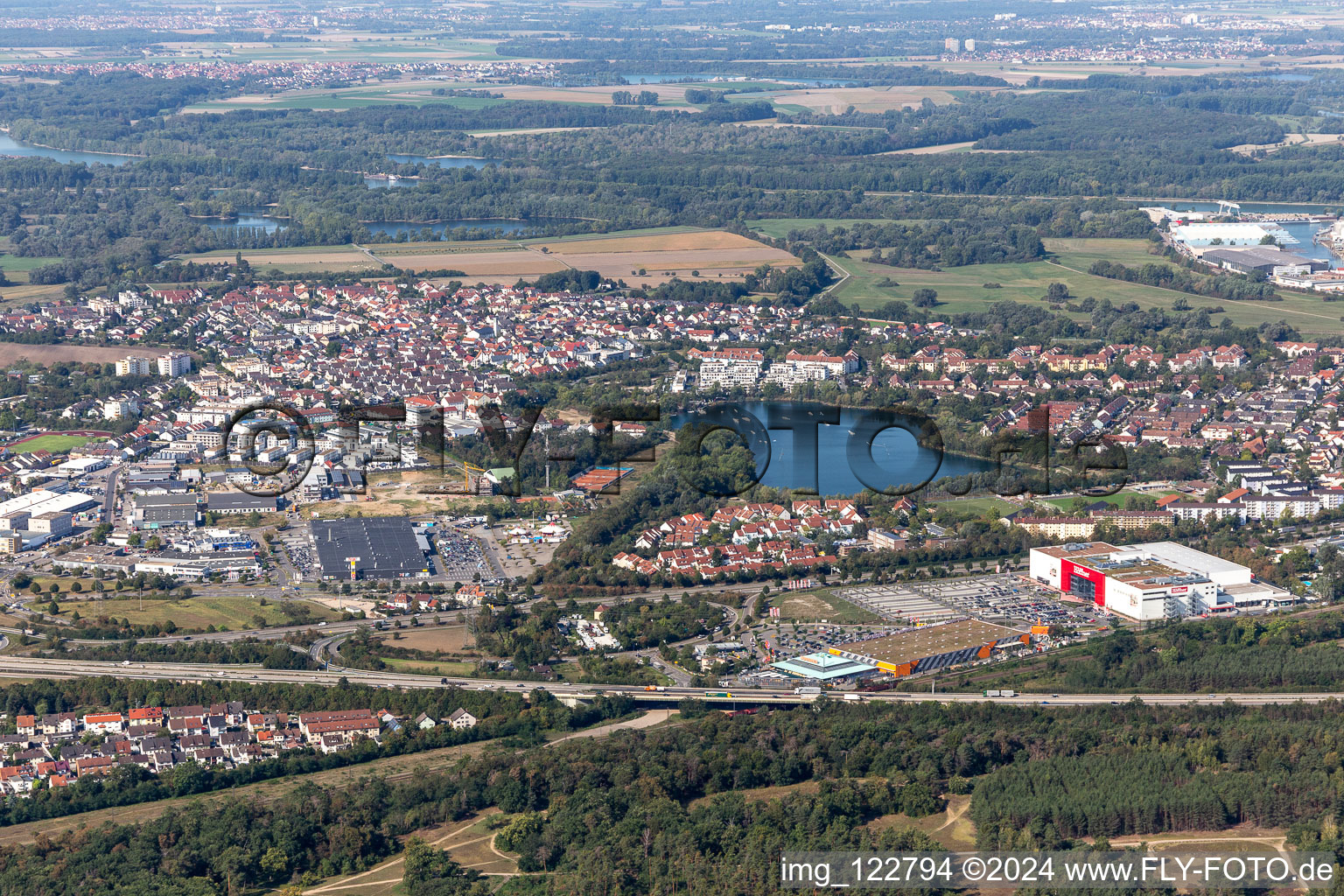 Vue aérienne de Lac Rheinauer à le quartier Rheinau in Mannheim dans le département Bade-Wurtemberg, Allemagne