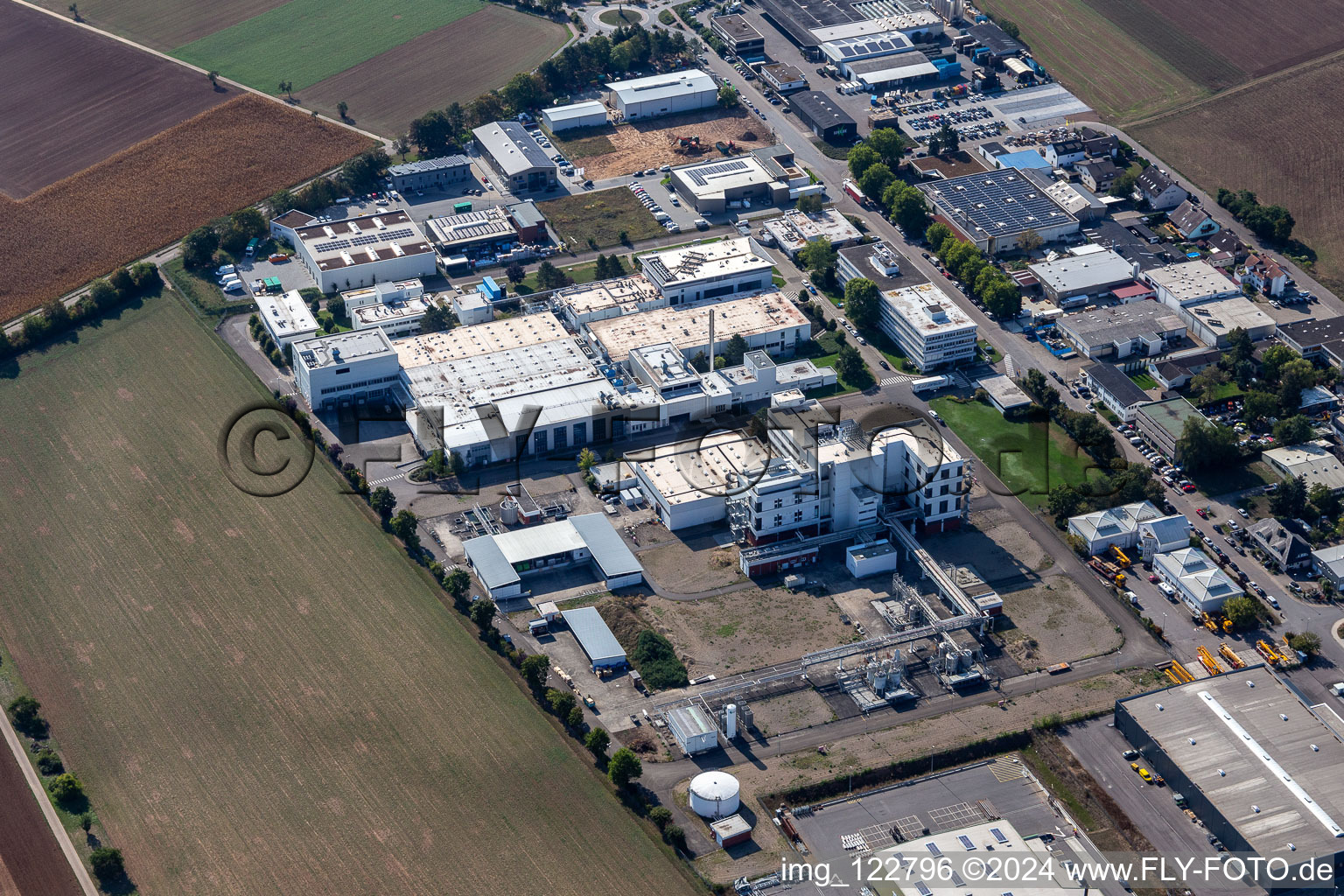 Vue aérienne de Sites des brasseries de bière de Weldebräu GmbH&Co.KG, Corden Pharma GmbH, AHA!Print et Autohaus Mäulen Christian Mäulen eK à Plankstadt dans le département Bade-Wurtemberg, Allemagne