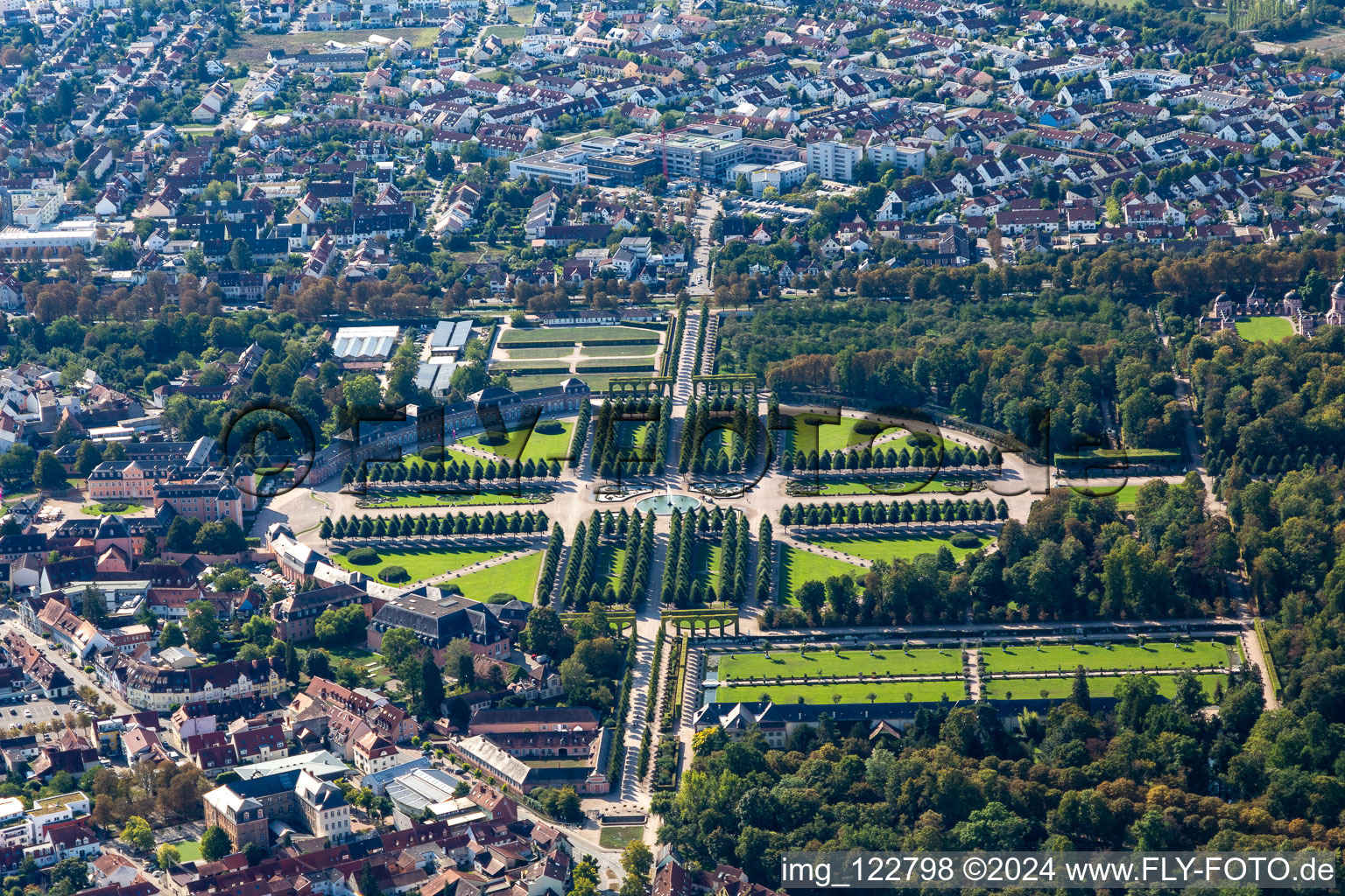 Vue aérienne de Jardin du palais et palais baroque Schwetzingen à Schwetzingen dans le département Bade-Wurtemberg, Allemagne