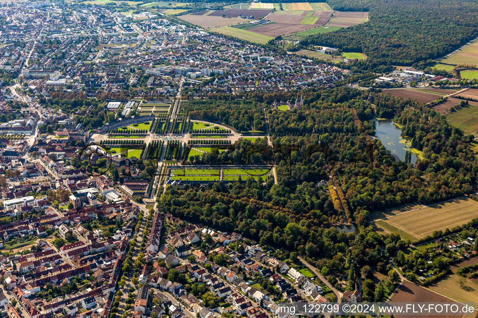 Vue oblique de Parc rococo du jardin et château Schwetzingen à Schwetzingen dans le département Bade-Wurtemberg, Allemagne