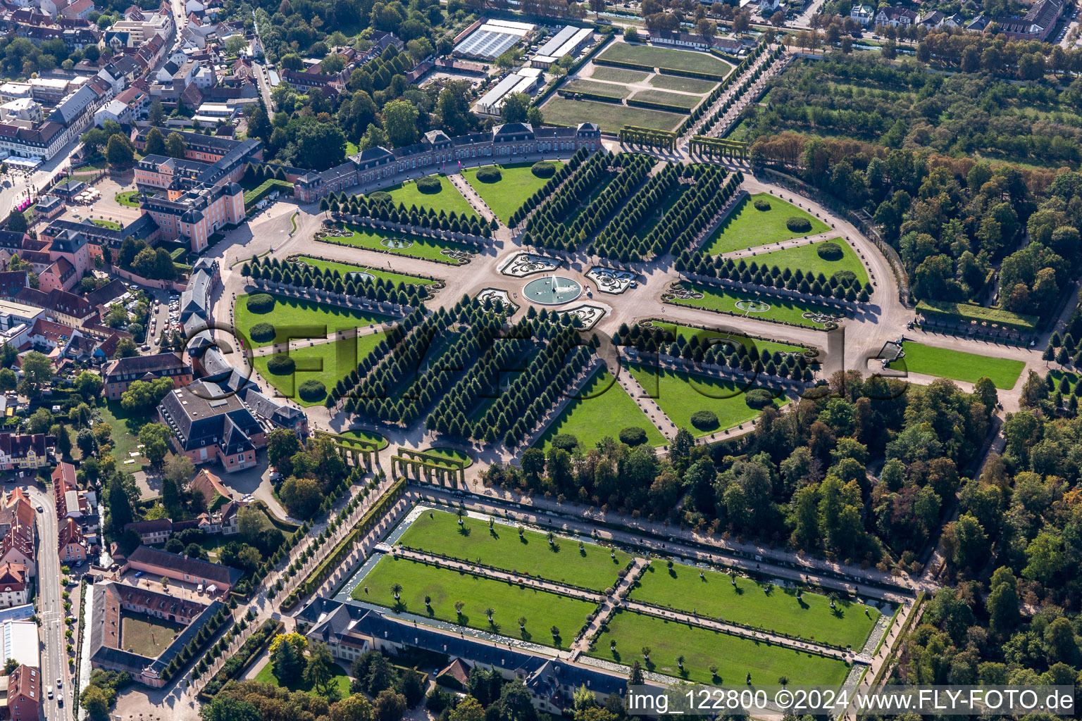 Vue aérienne de Parc rond rococo avec arcades et fontaines dans le jardin du Château Schwetzingen à Schwetzingen dans le département Bade-Wurtemberg, Allemagne