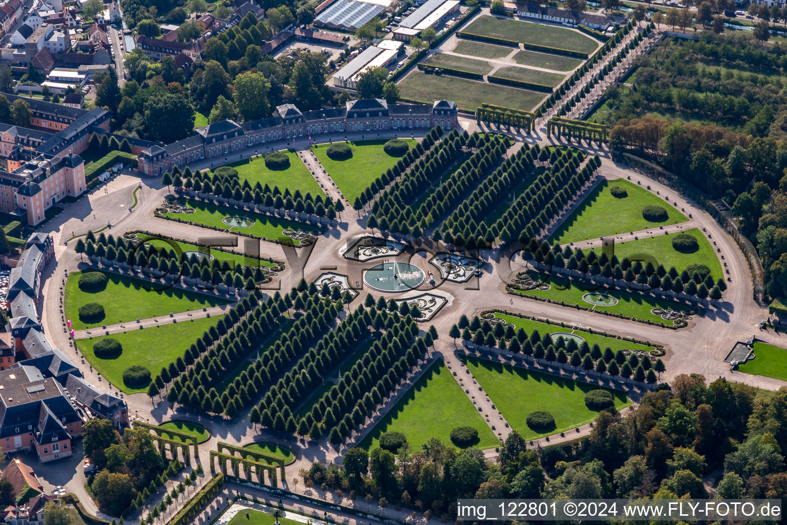 Photographie aérienne de Parc rond rococo avec arcades et fontaines dans le jardin du Château Schwetzingen à Schwetzingen dans le département Bade-Wurtemberg, Allemagne