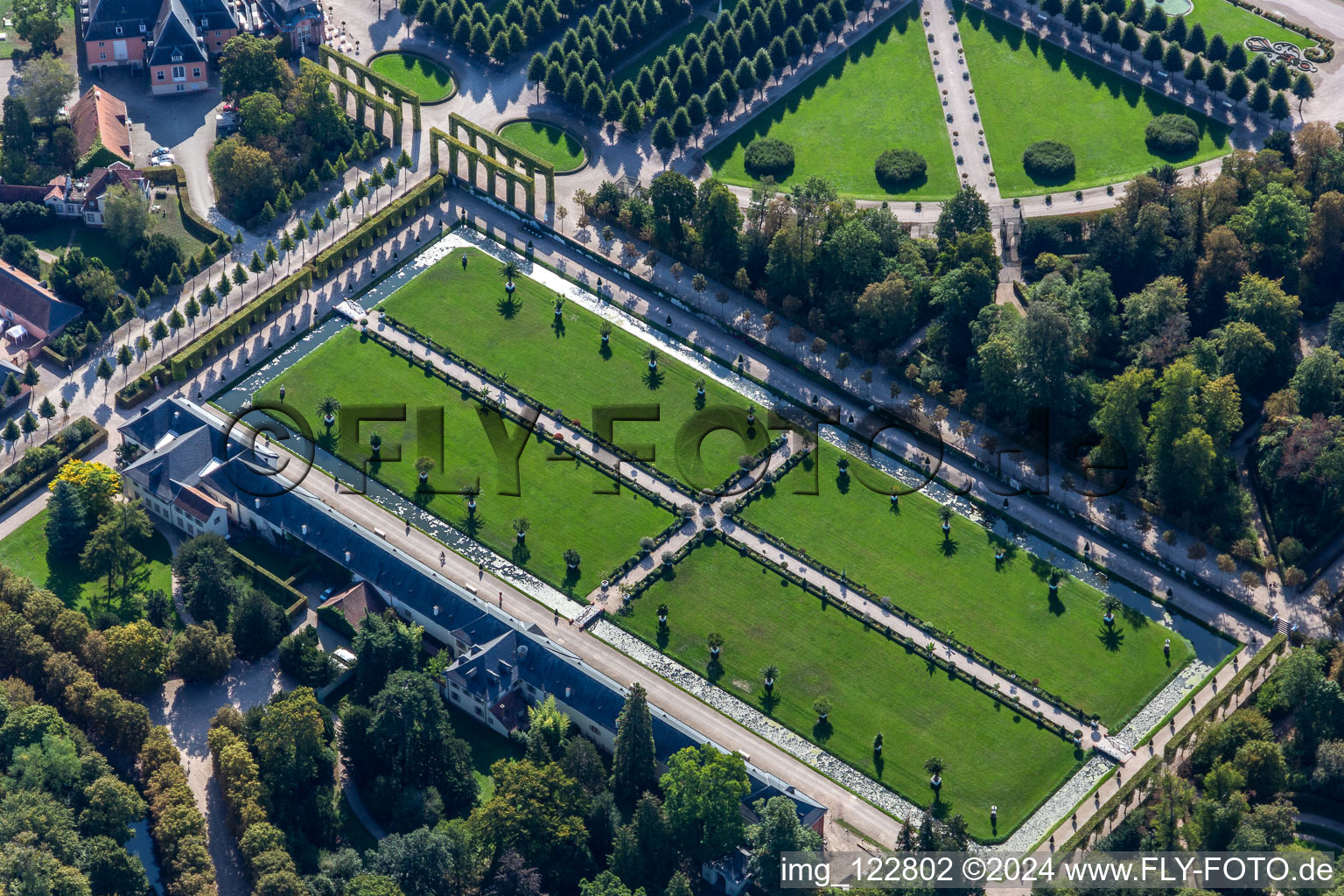 Vue aérienne de Complexe immobilier d'orangerie et parc rectangulaire entouré d'eau dans le parc du château du Schloß Schwetzingen à Schwetzingen dans le département Bade-Wurtemberg, Allemagne