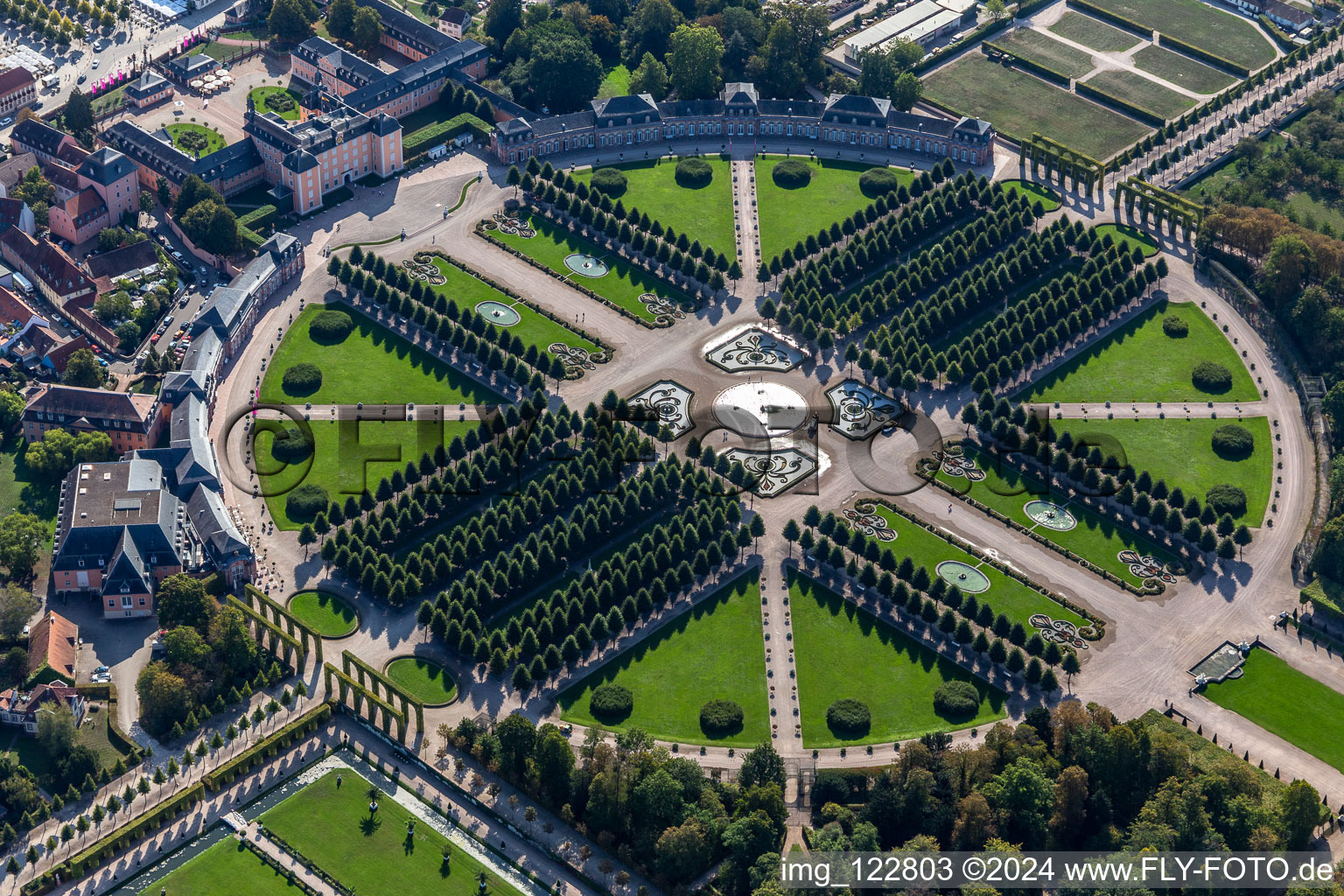 Vue aérienne de Jardin du palais et palais baroque Schwetzingen à Schwetzingen dans le département Bade-Wurtemberg, Allemagne