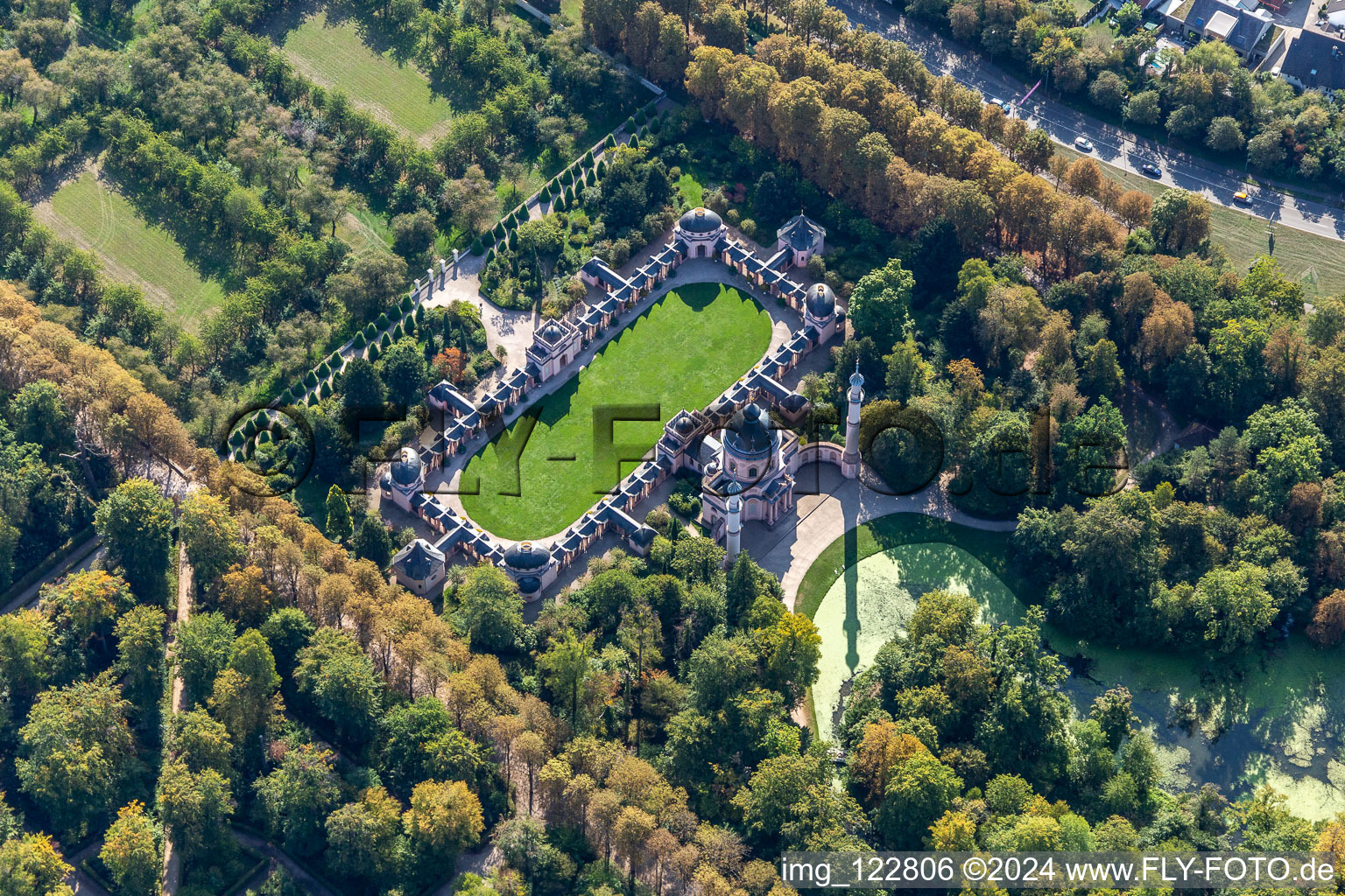 Vue oblique de Mosquée dans le jardin du château de Schwetzingen à Schwetzingen dans le département Bade-Wurtemberg, Allemagne