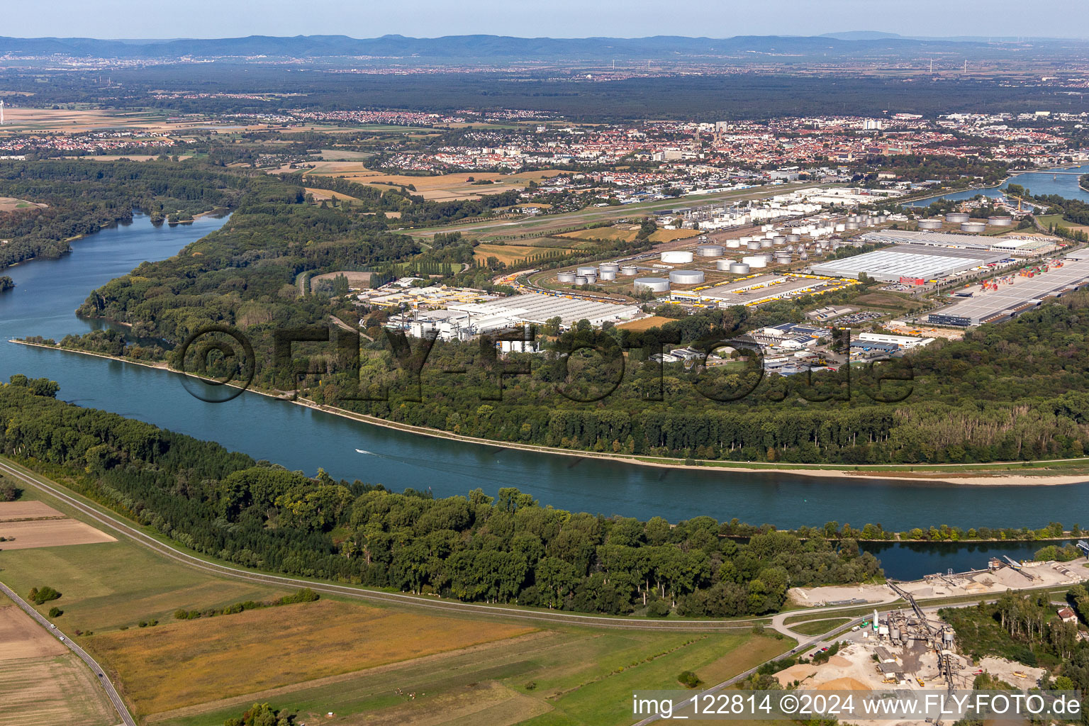 Vue aérienne de Systèmes techniques dans la zone industrielle de l'aérodrome avec Interpneu Handelsgesellschaft mbH - Reifen Logistikzentrum, Lidl Vertriebs GmbH & Co KG SPE, Contargo, TanQuid, Saint-Gobain Isover G+H AG, Vital Fleisch GmbH et Lauras Girls Brothel à Speyer dans le département Rhénanie-Palatinat, Allemagne