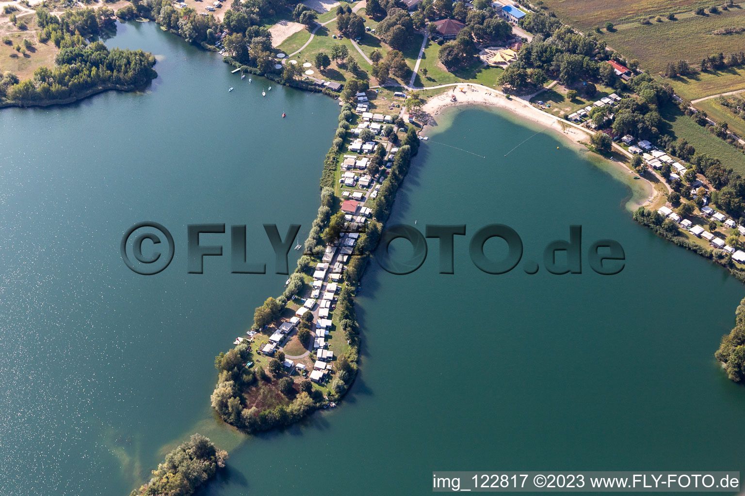 Vue aérienne de Caravanes et tentes - camping et emplacements pour tentes dans la zone de loisirs d'Erlichsee à Oberhausen à le quartier Oberhausen in Oberhausen-Rheinhausen dans le département Bade-Wurtemberg, Allemagne
