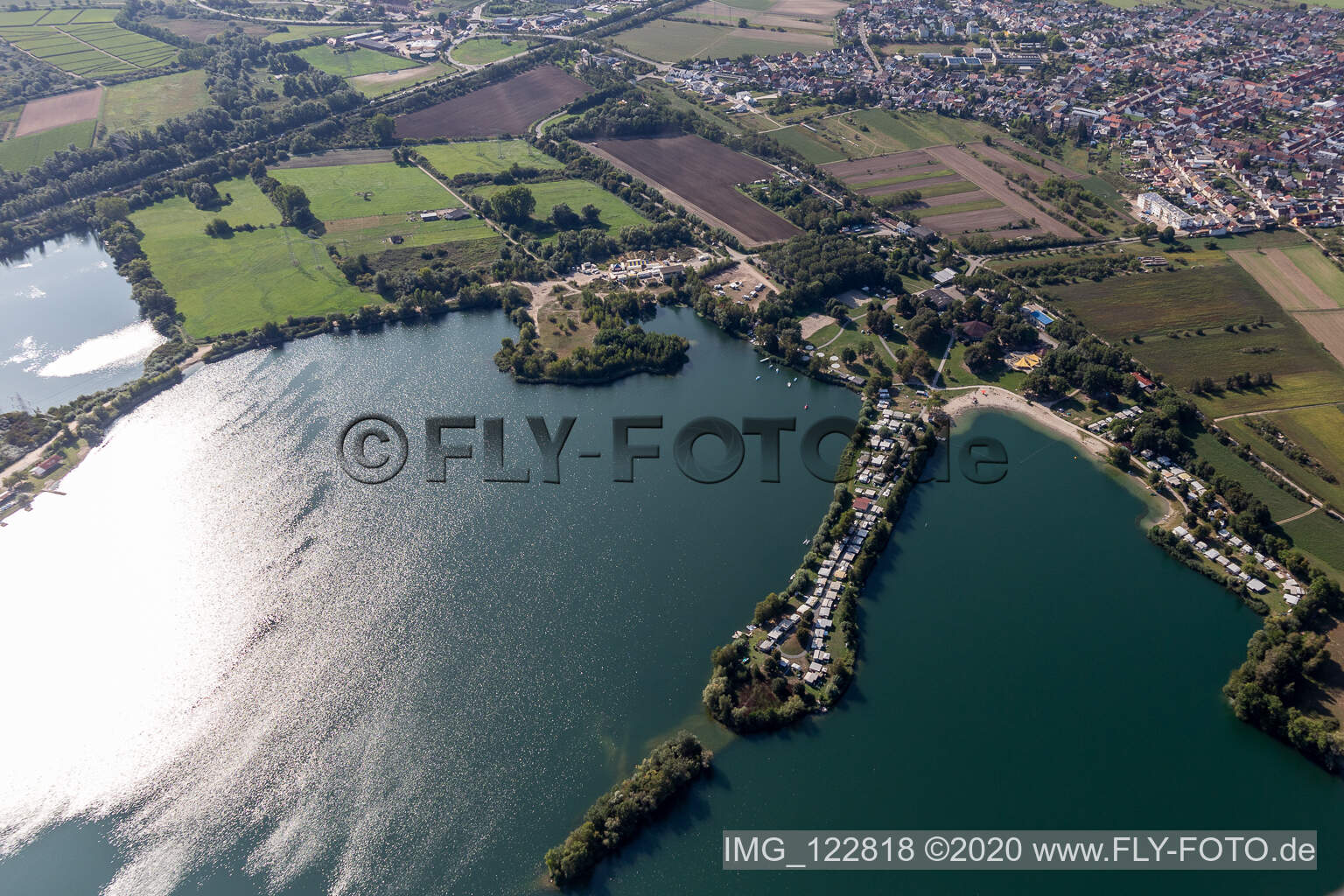 Vue aérienne de Zone de loisirs locale d'Erlichsee à le quartier Oberhausen in Oberhausen-Rheinhausen dans le département Bade-Wurtemberg, Allemagne