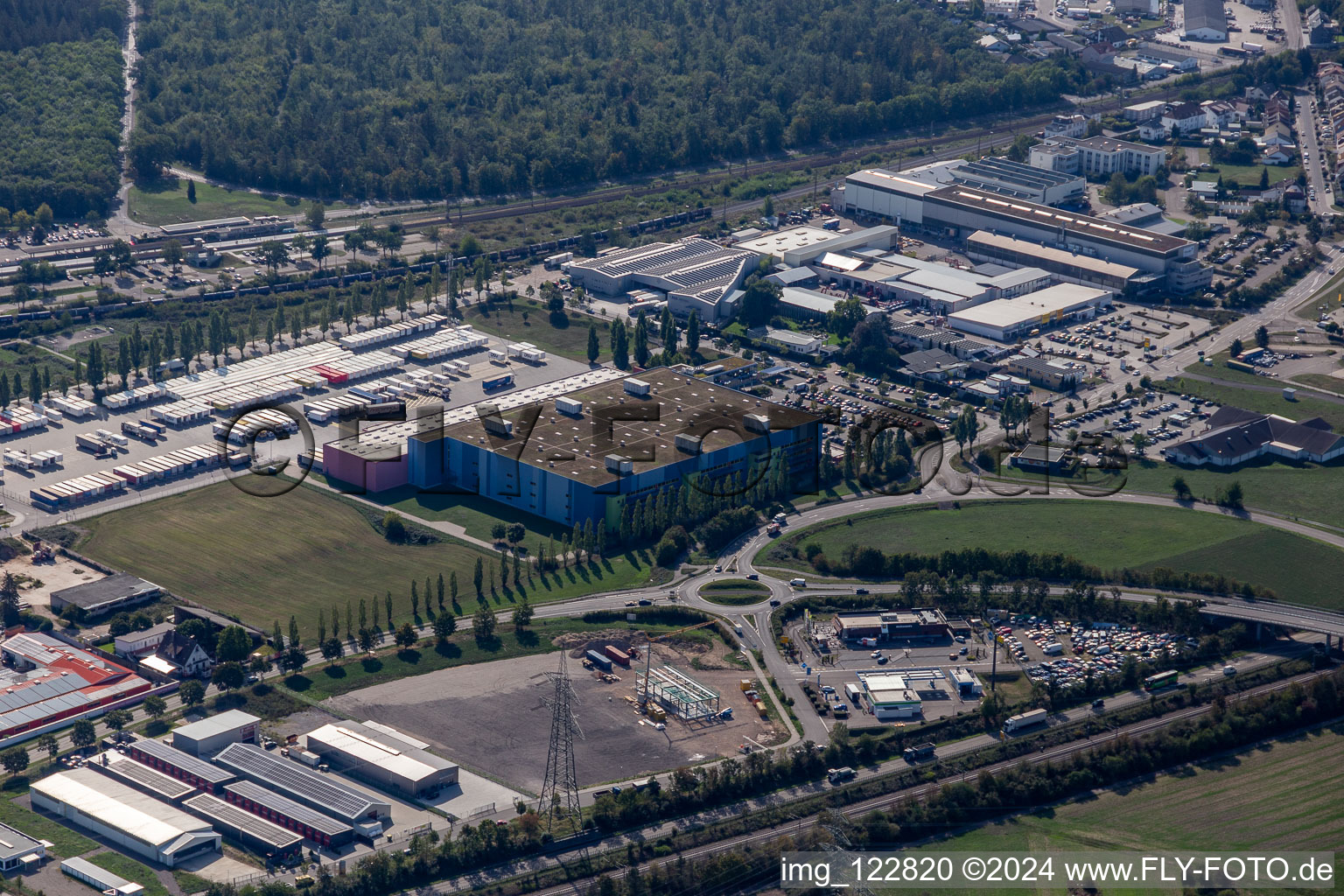 Vue aérienne de Complexe immobilier et terrain du centre logistique dm-drogerie markt GmbH + Co. KG Centre de distribution de Waghäusel à Waghäusel à le quartier Oberhausen in Oberhausen-Rheinhausen dans le département Bade-Wurtemberg, Allemagne