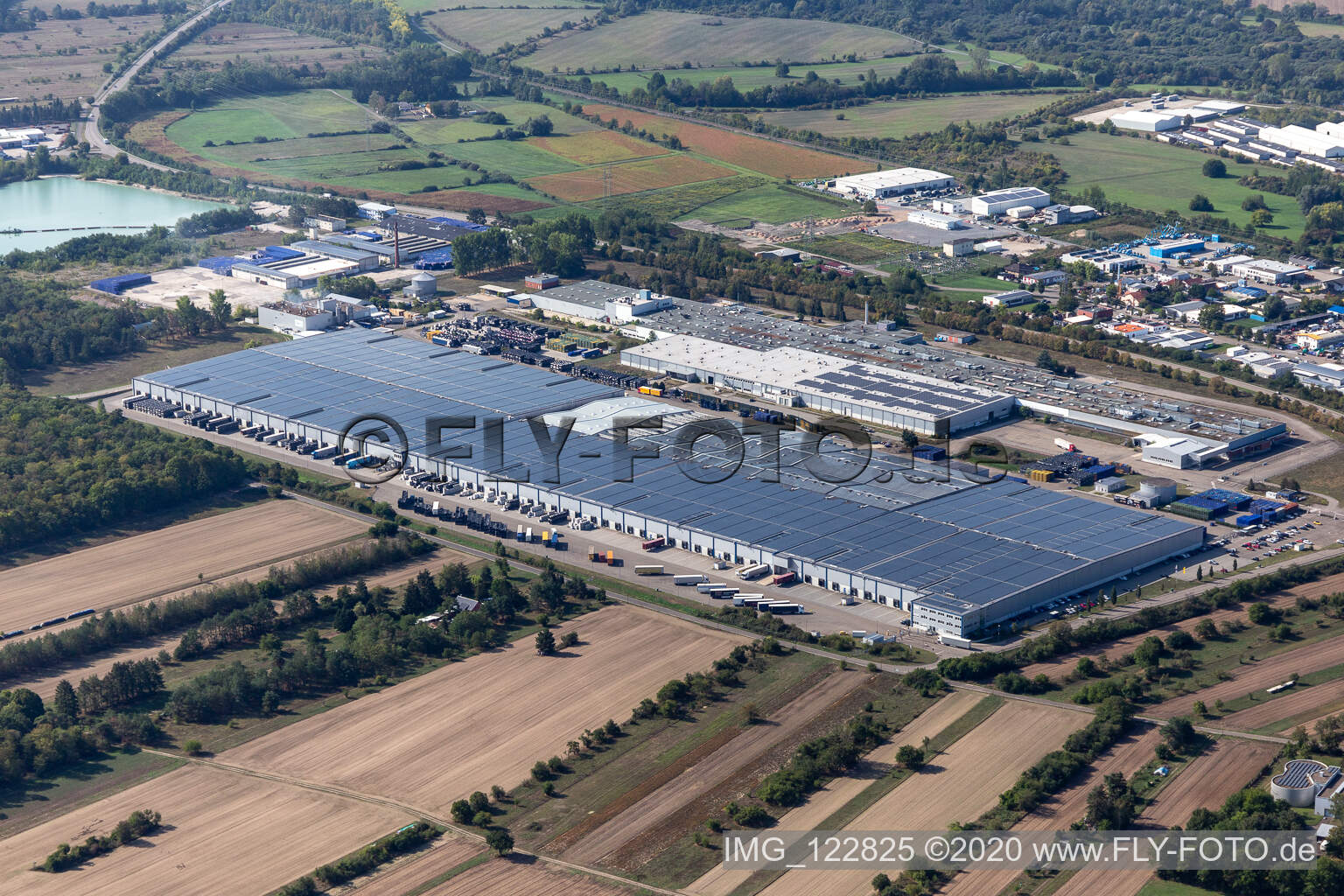 Vue aérienne de Locaux de l'usine Goodyear Dunlop Tyres Allemagne sur Goodyearstrasse à Philippsburg dans le département Bade-Wurtemberg, Allemagne