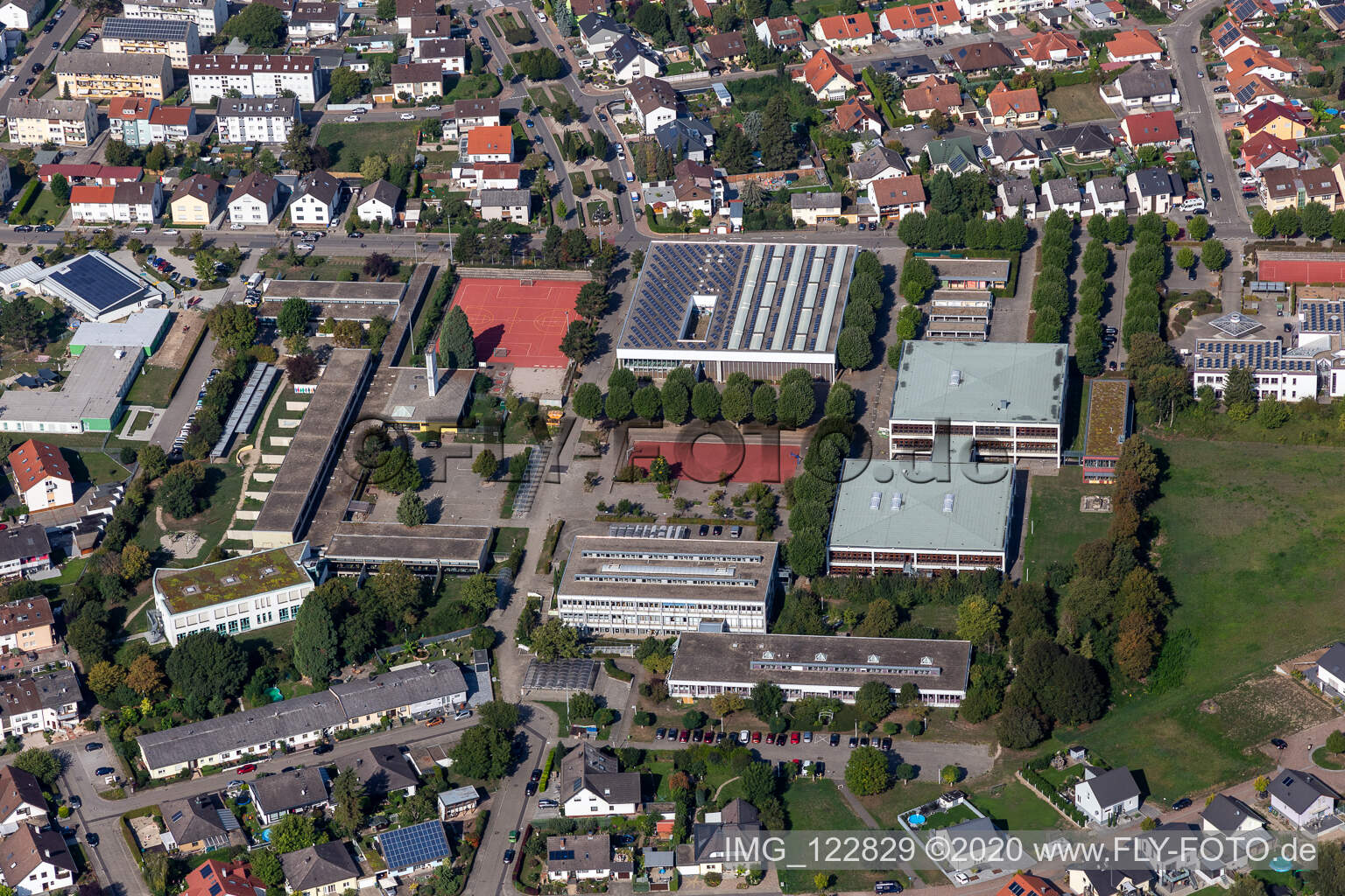 Vue aérienne de Terrains d'école et gymnase Kopernikus et Konrad Adenauer Realschule à Philippsburg dans le département Bade-Wurtemberg, Allemagne
