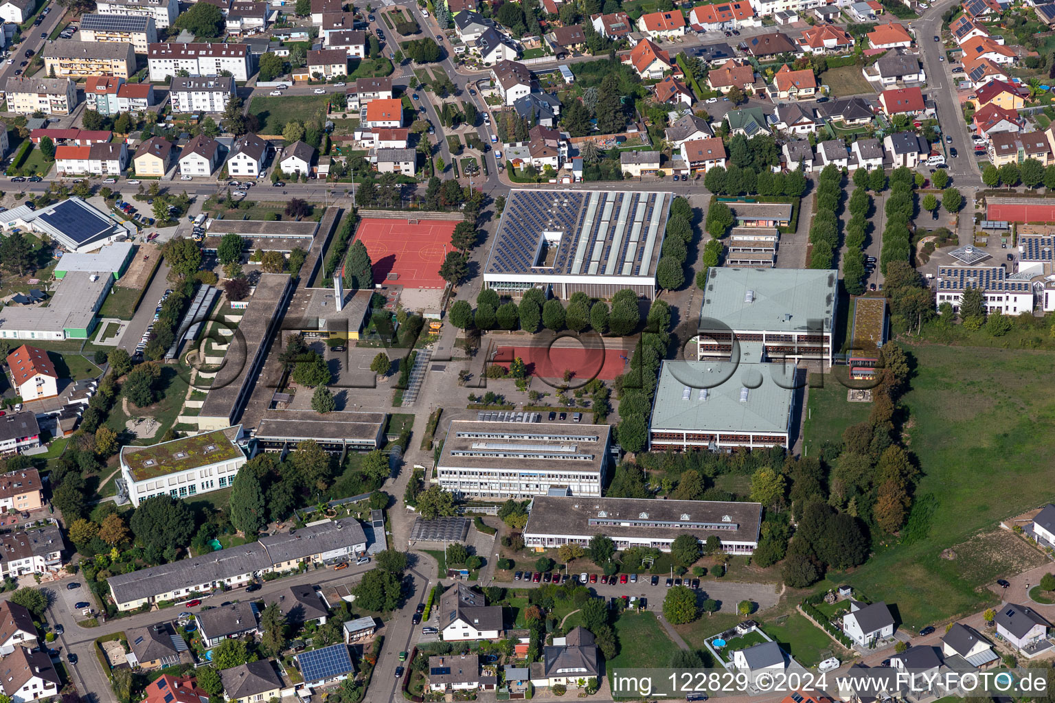 Vue aérienne de Terrains d'école et gymnase Kopernikus et Konrad Adenauer Realschule à Philippsburg dans le département Bade-Wurtemberg, Allemagne