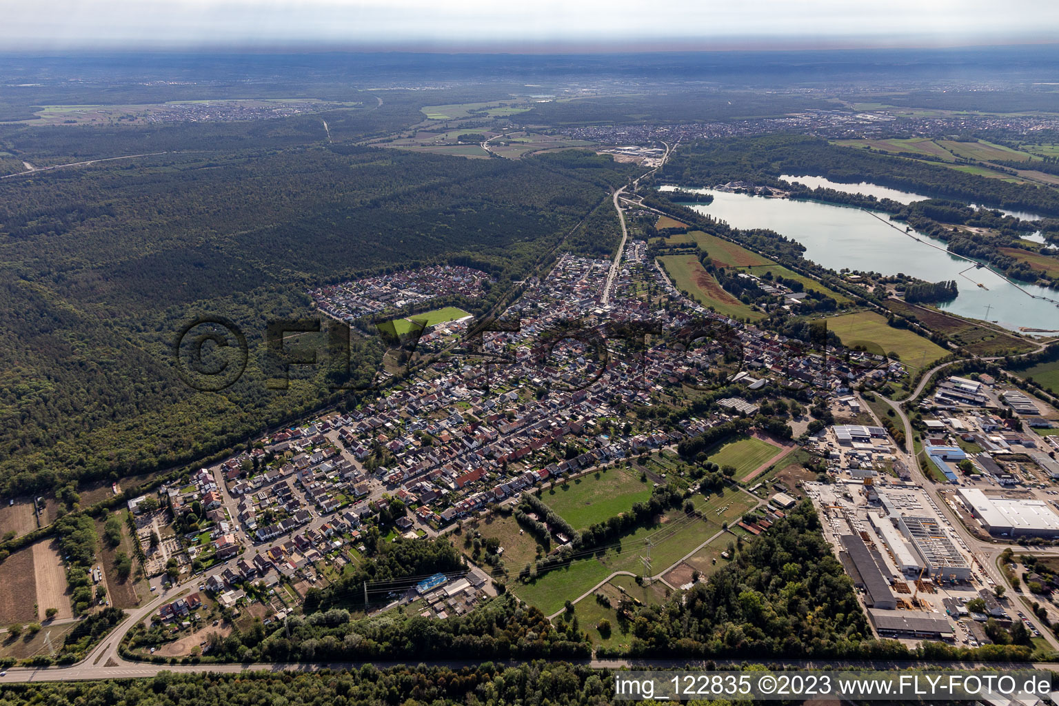 Vue aérienne de Du nord-ouest à le quartier Huttenheim in Philippsburg dans le département Bade-Wurtemberg, Allemagne