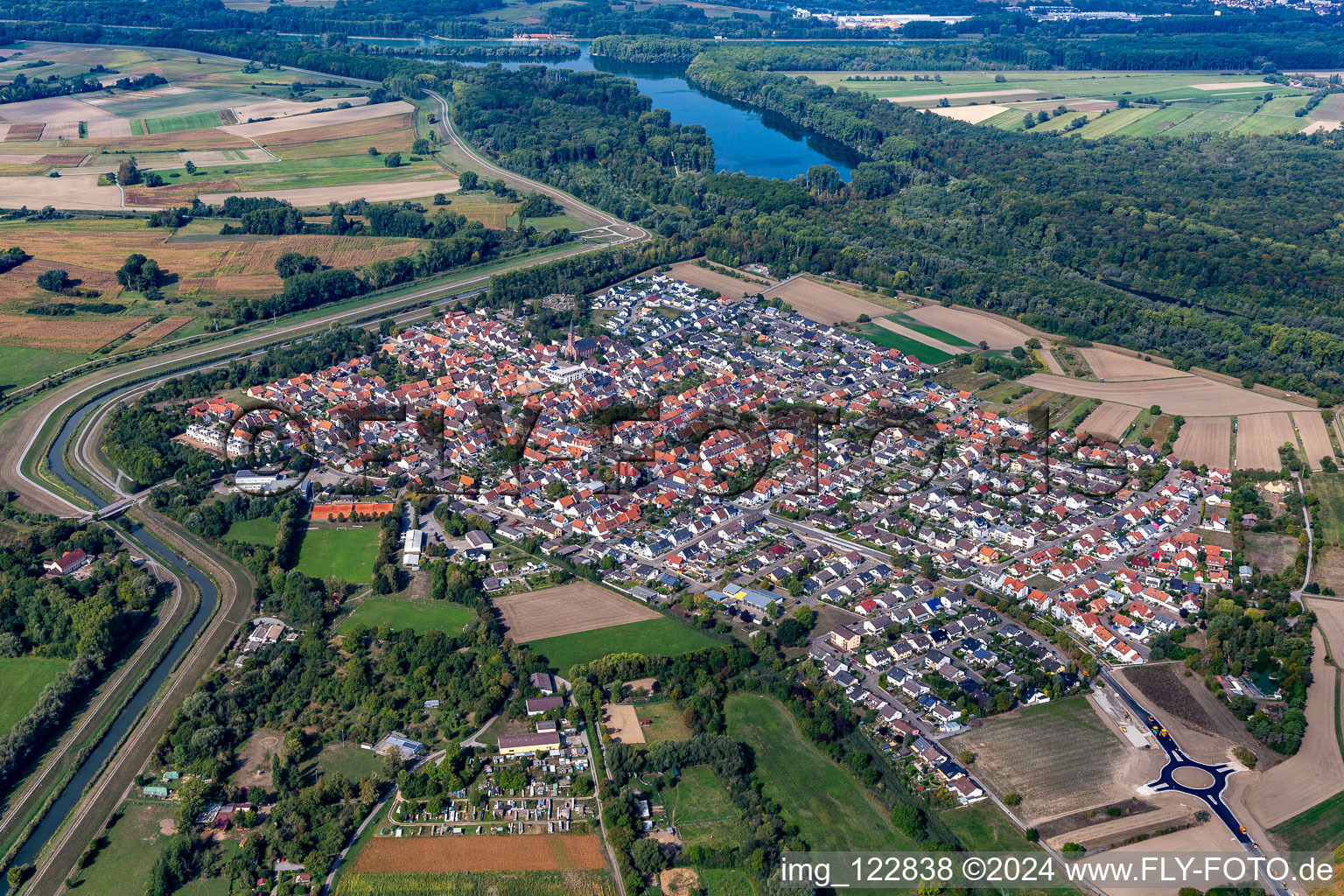 Vue aérienne de Vue de la commune en bordure des champs et zones agricoles en Rußheim à le quartier Rußheim in Dettenheim dans le département Bade-Wurtemberg, Allemagne