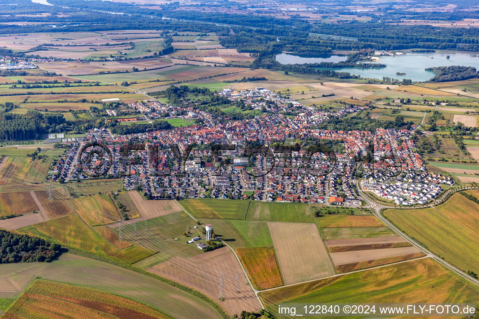 Vue aérienne de Vue des rues et des maisons des quartiers résidentiels à le quartier Liedolsheim in Dettenheim dans le département Bade-Wurtemberg, Allemagne