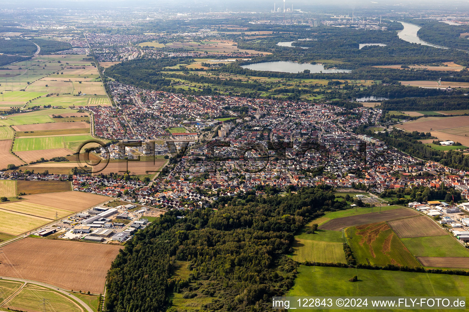 Vue aérienne de Vue de la ville du centre-ville en Hochstetten à le quartier Hochstetten in Linkenheim-Hochstetten dans le département Bade-Wurtemberg, Allemagne