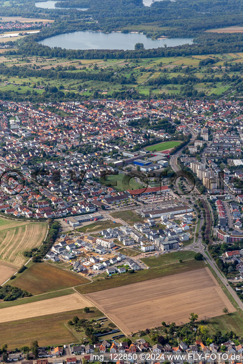 Vue d'oiseau de Dettenheim dans le département Bade-Wurtemberg, Allemagne