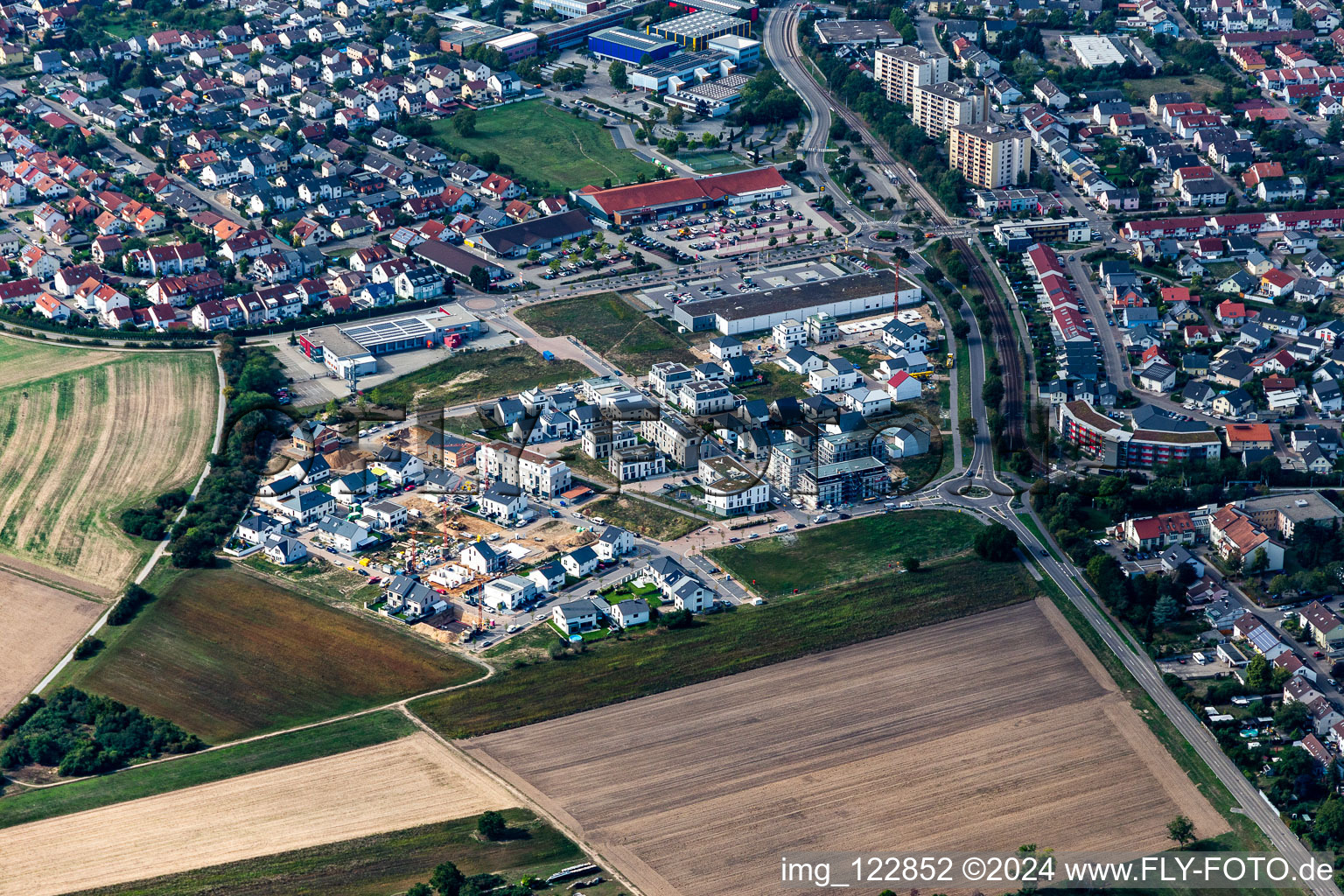 Vue aérienne de Chantier pour la construction d'un nouveau complexe résidentiel multifamilial dans la zone de développement Quartier 2020 Biegen-Durlacher Weg en Hochstetten à le quartier Hochstetten in Linkenheim-Hochstetten dans le département Bade-Wurtemberg, Allemagne