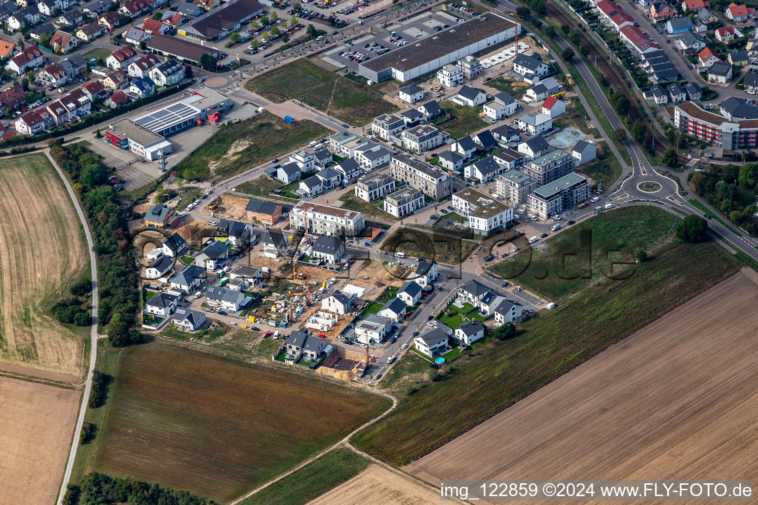 Vue aérienne de Chantier pour la construction d'un nouveau complexe résidentiel multifamilial dans la zone de développement Quartier 2020 Biegen-Durlacher Weg en Hochstetten à le quartier Hochstetten in Linkenheim-Hochstetten dans le département Bade-Wurtemberg, Allemagne