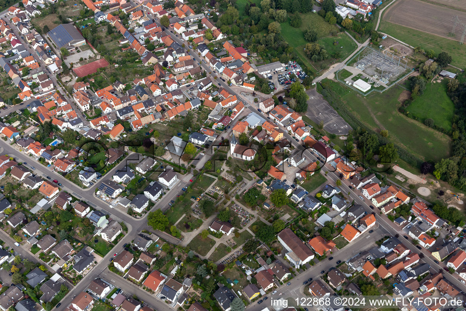 Vue aérienne de Cimetière Hochstetten à le quartier Hochstetten in Linkenheim-Hochstetten dans le département Bade-Wurtemberg, Allemagne