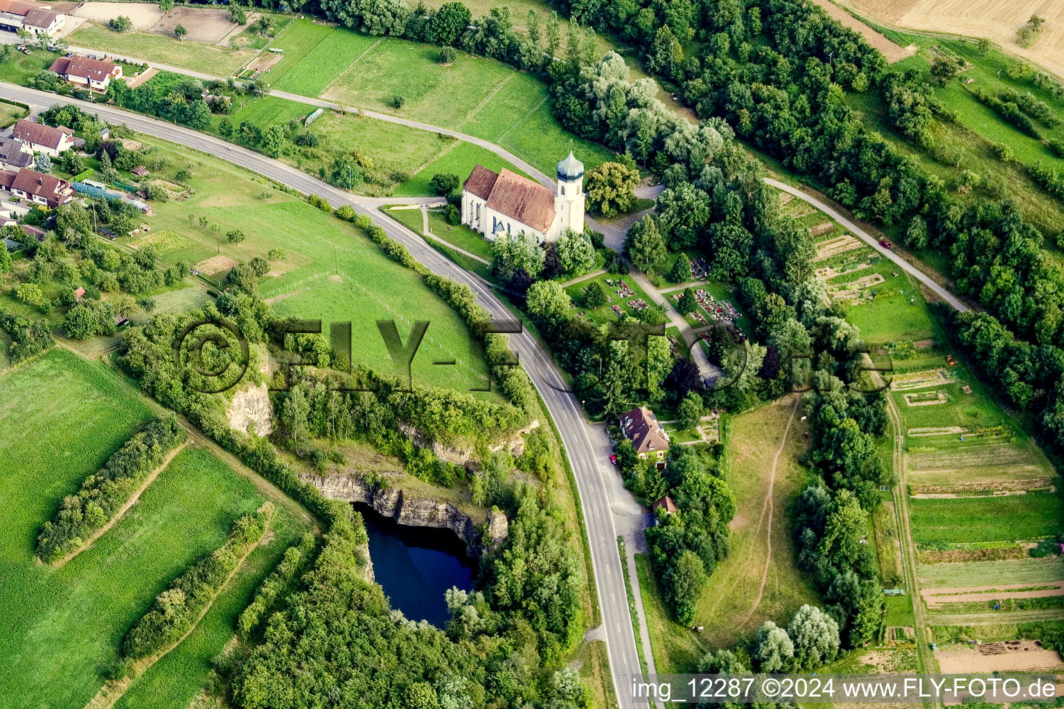 Vue aérienne de Chapelle Saint-Étienne à le quartier Poltringen in Ammerbuch dans le département Bade-Wurtemberg, Allemagne