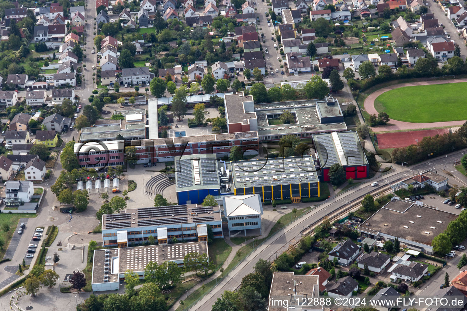 Vue aérienne de École primaire et secondaire Linkenheim et association locale AWO Linkenheim-Hochstetten à le quartier Linkenheim in Linkenheim-Hochstetten dans le département Bade-Wurtemberg, Allemagne