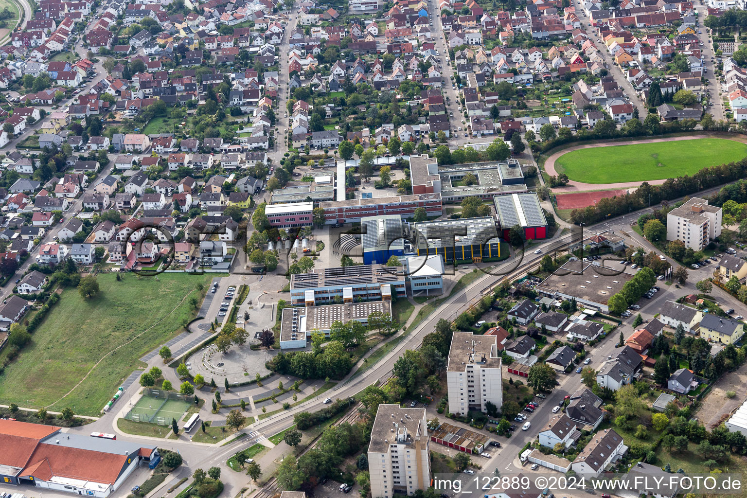 Vue aérienne de Centre scolaire à le quartier Linkenheim in Linkenheim-Hochstetten dans le département Bade-Wurtemberg, Allemagne