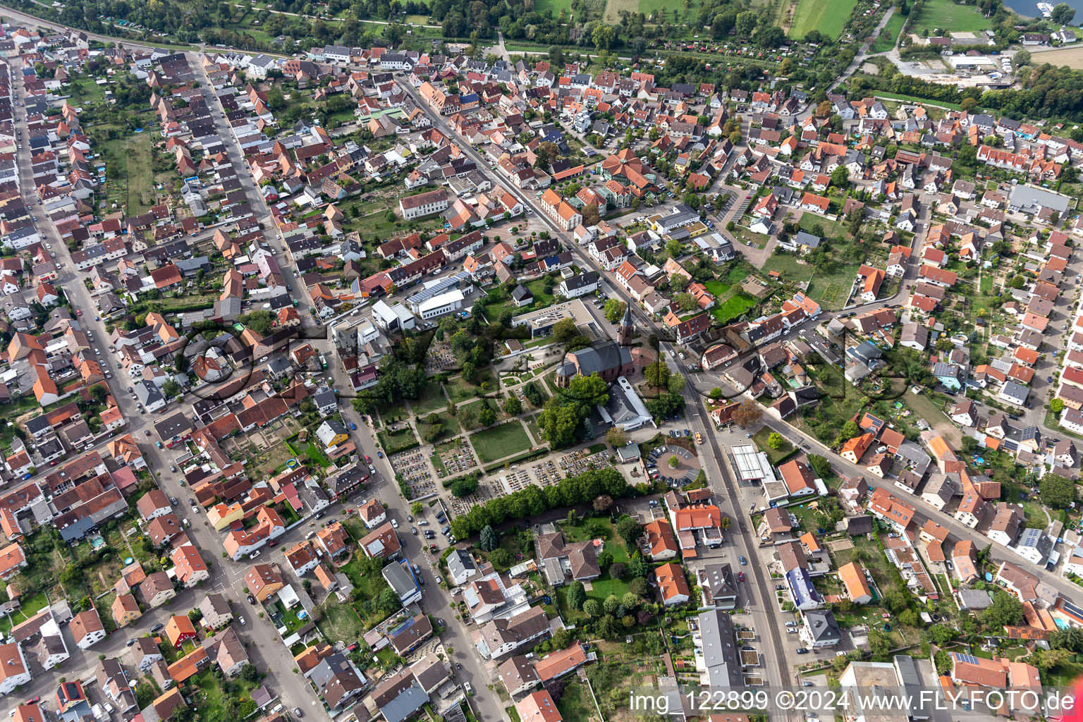 Vue aérienne de Église Linkenheim à le quartier Linkenheim in Linkenheim-Hochstetten dans le département Bade-Wurtemberg, Allemagne