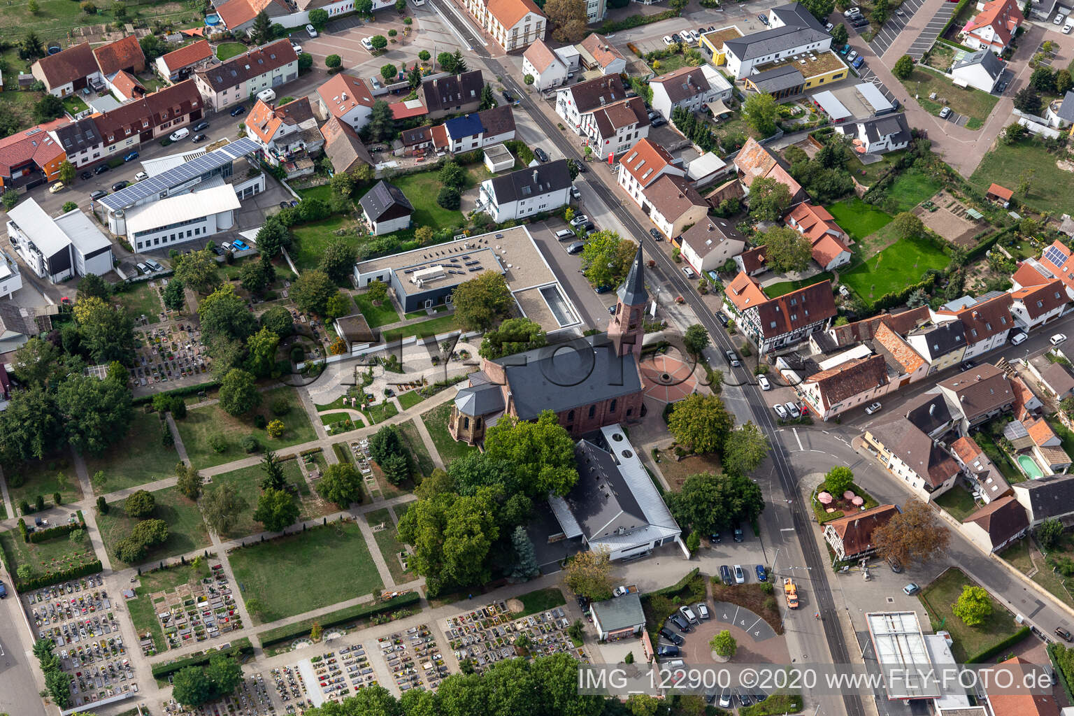 Vue aérienne de Cimetière de l'Église évangélique Église Linkenheim dans Linkenheim à le quartier Linkenheim in Linkenheim-Hochstetten dans le département Bade-Wurtemberg, Allemagne