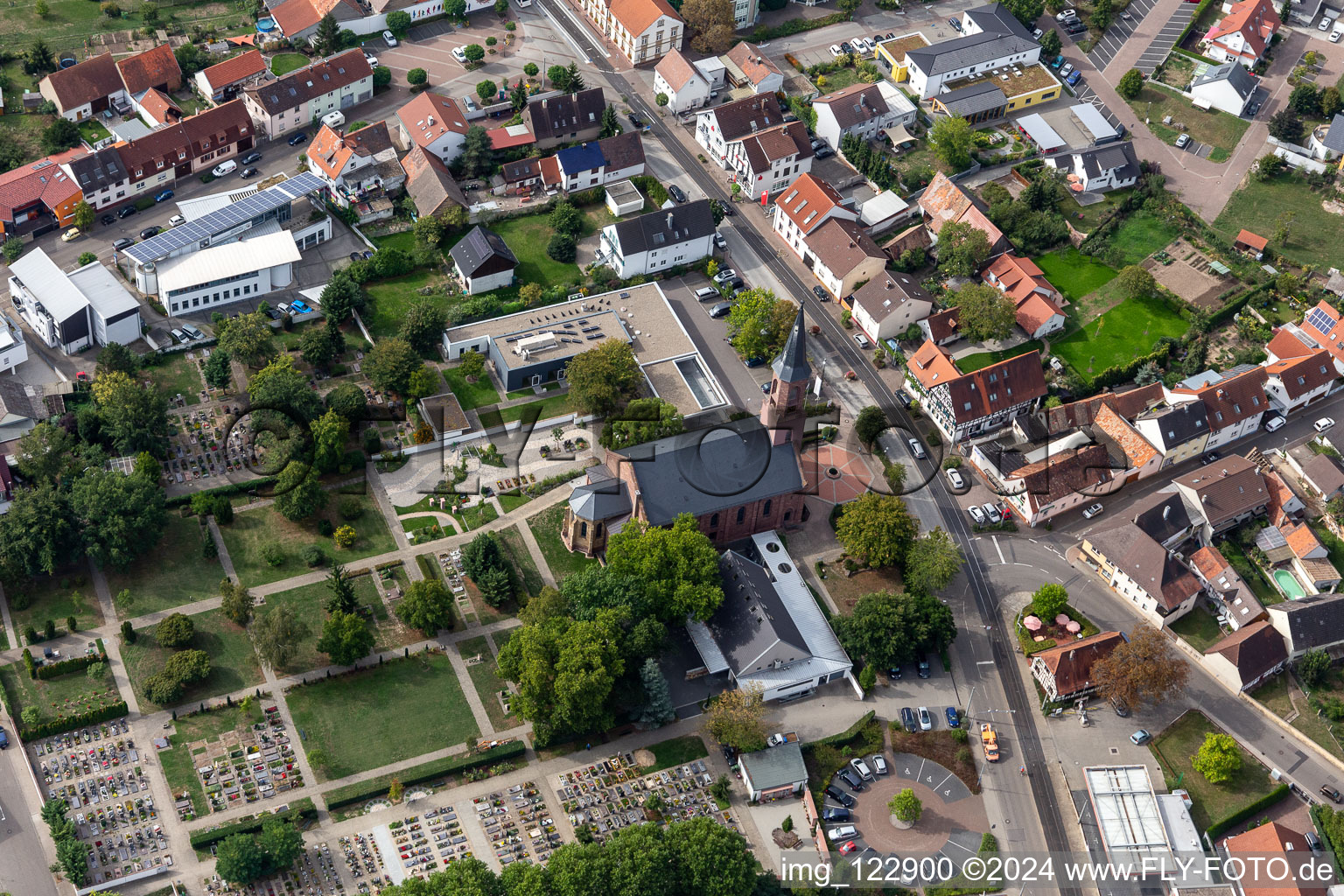 Vue aérienne de Cimetière de l'Église évangélique Église Linkenheim dans Linkenheim à le quartier Linkenheim in Linkenheim-Hochstetten dans le département Bade-Wurtemberg, Allemagne