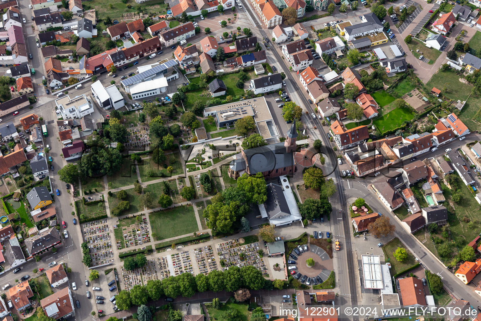 Vue aérienne de Église Linkenheim à le quartier Linkenheim in Linkenheim-Hochstetten dans le département Bade-Wurtemberg, Allemagne