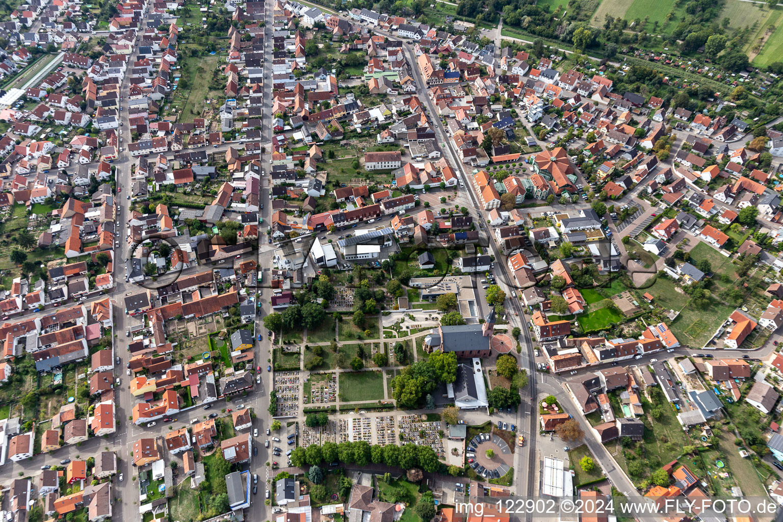 Vue aérienne de Cimetière de l'Église évangélique Église Linkenheim dans Linkenheim à le quartier Linkenheim in Linkenheim-Hochstetten dans le département Bade-Wurtemberg, Allemagne