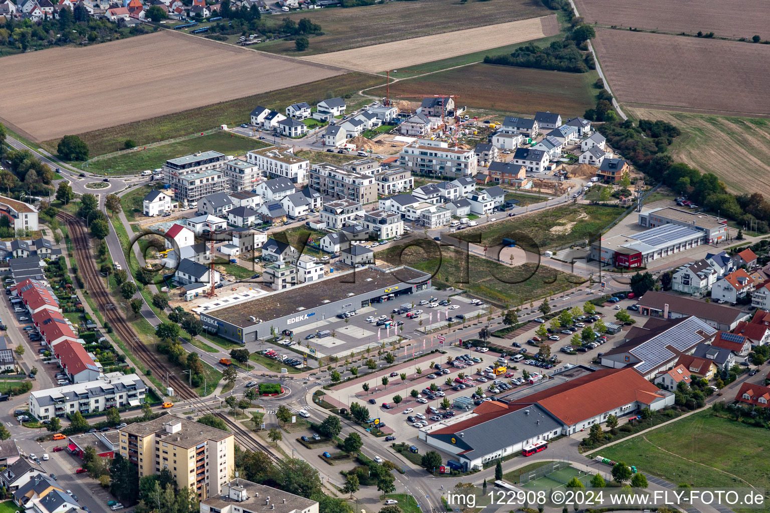 Vue aérienne de Chantier pour la construction d'un nouveau complexe résidentiel multifamilial dans la zone de développement Quartier 2020 à Biegen-Durlacher Weg à Hochstetten à le quartier Liedolsheim in Dettenheim dans le département Bade-Wurtemberg, Allemagne