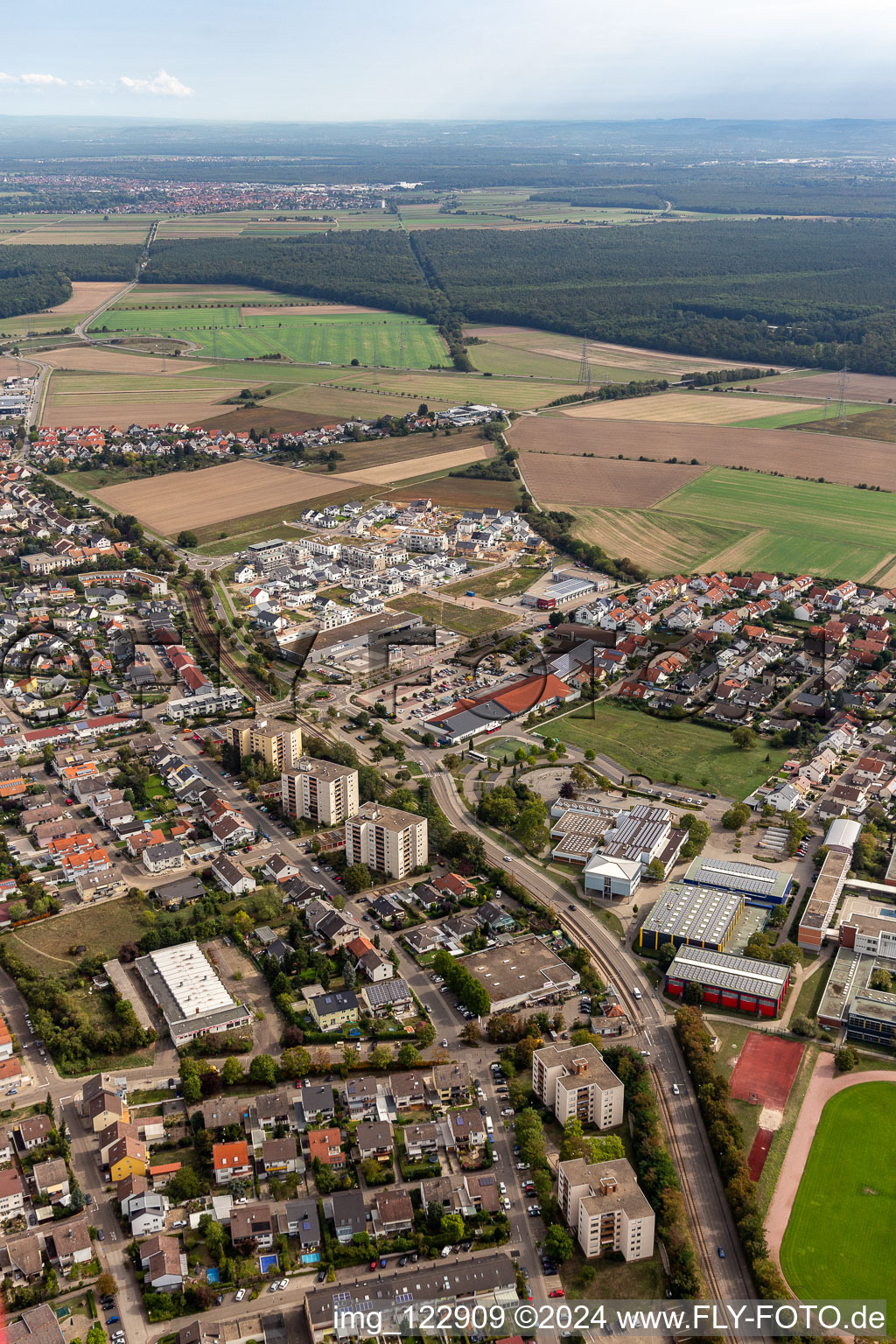 Vue d'oiseau de Quartier Linkenheim in Linkenheim-Hochstetten dans le département Bade-Wurtemberg, Allemagne