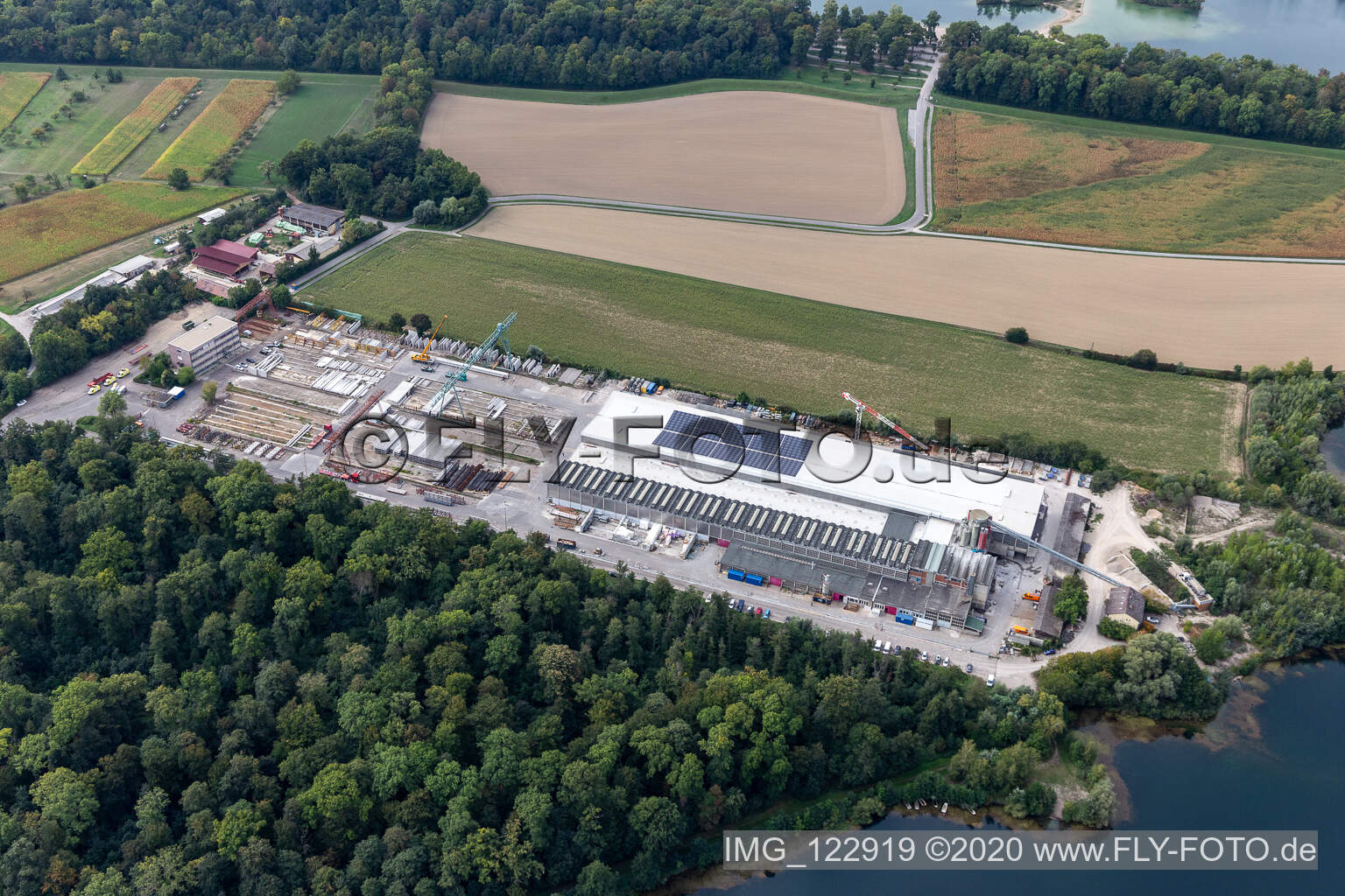 Vue aérienne de Centrale de mélange de béton et de matériaux de construction de BetonFertigteilewerk Linkenheim GmbH & Co. KG à Linkenheim-Hochstetten dans le département Bade-Wurtemberg, Allemagne