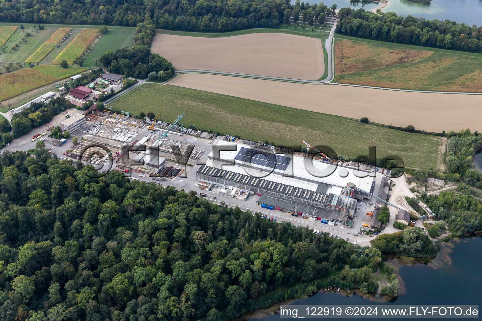 Vue aérienne de Centrale de mélange de béton et de matériaux de construction de BetonFertigteilewerk Linkenheim GmbH & Co. KG à Linkenheim-Hochstetten dans le département Bade-Wurtemberg, Allemagne