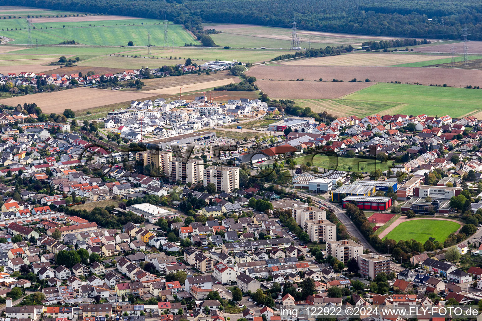 Quartier Linkenheim in Linkenheim-Hochstetten dans le département Bade-Wurtemberg, Allemagne du point de vue du drone