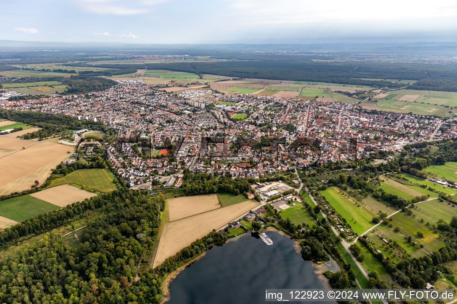 Vue aérienne de Marina - zone portuaire au bord du Linkenheimer Baggersee avec club de voile Linkenheim eV et club de surf Linkenheim à le quartier Linkenheim in Linkenheim-Hochstetten dans le département Bade-Wurtemberg, Allemagne