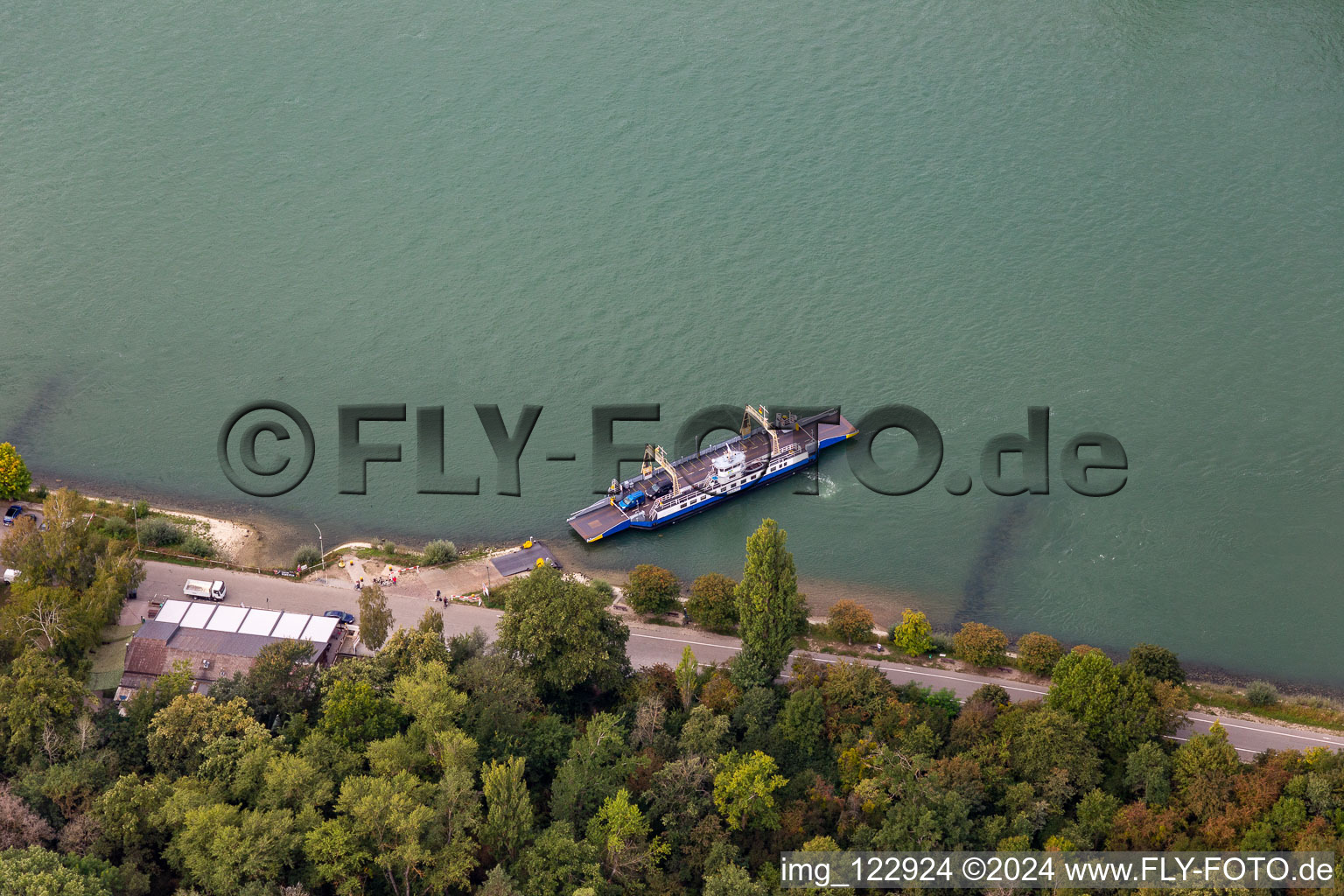 Vue aérienne de Ferry Rhin Leimersheim-Leopoldshafen à le quartier Leopoldshafen in Eggenstein-Leopoldshafen dans le département Bade-Wurtemberg, Allemagne