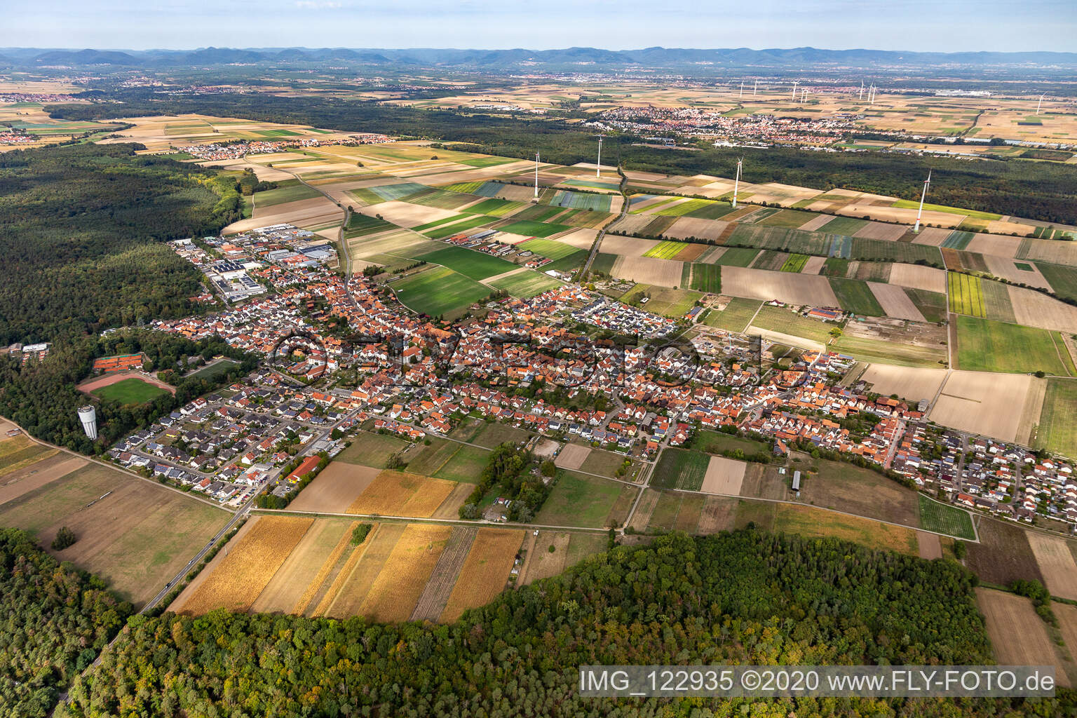 Vue aérienne de Vue sur la commune en bordure de champs agricoles et de zones agricoles à Hatzenbühl dans le département Rhénanie-Palatinat, Allemagne