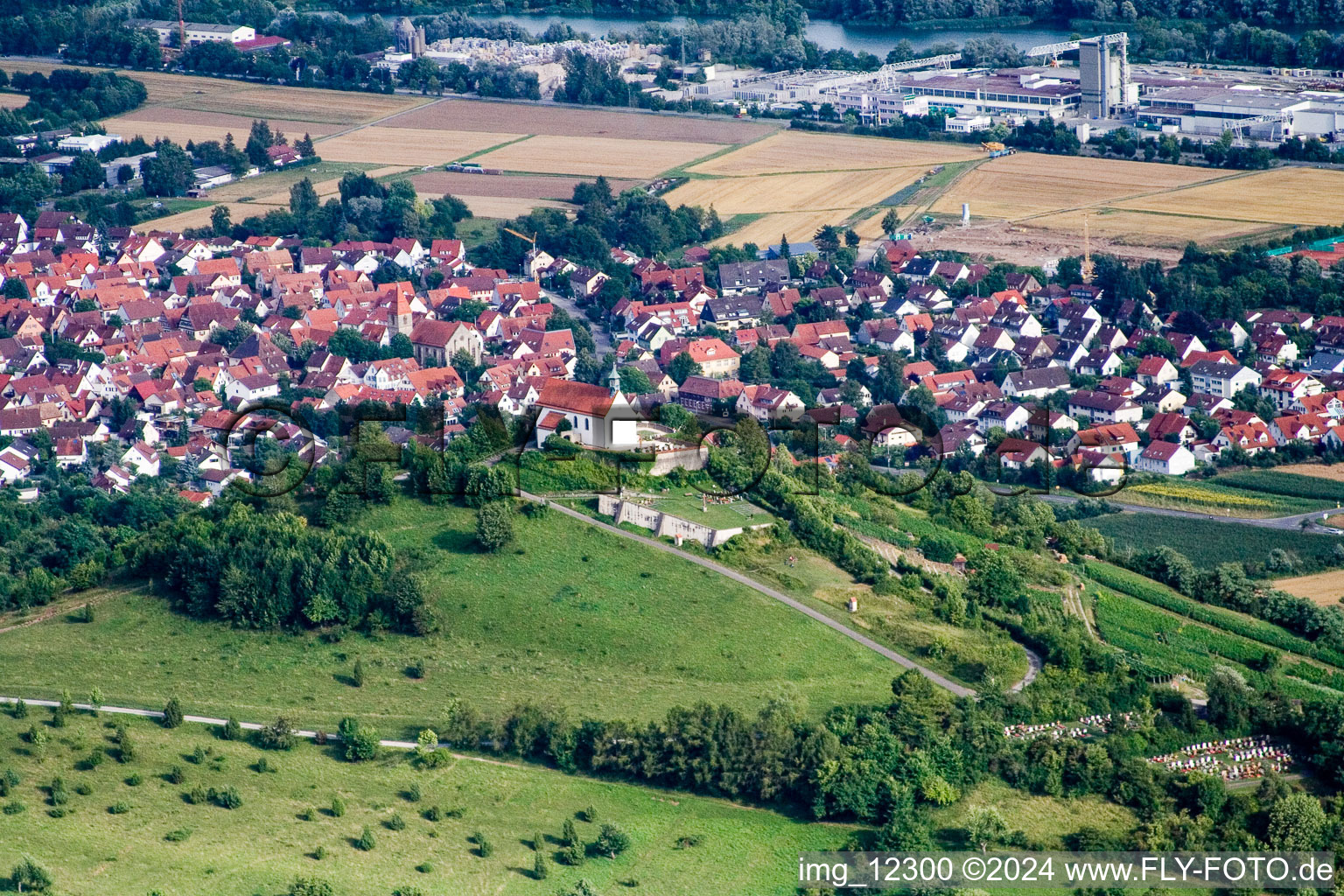 Vue aérienne de Chapelle Wurmlinger vue de l'ouest à le quartier Wurmlingen in Rottenburg am Neckar dans le département Bade-Wurtemberg, Allemagne