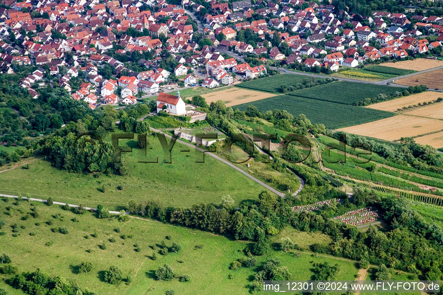 Vue aérienne de Chapelle Wurmlinger vue de l'ouest à le quartier Wurmlingen in Rottenburg am Neckar dans le département Bade-Wurtemberg, Allemagne