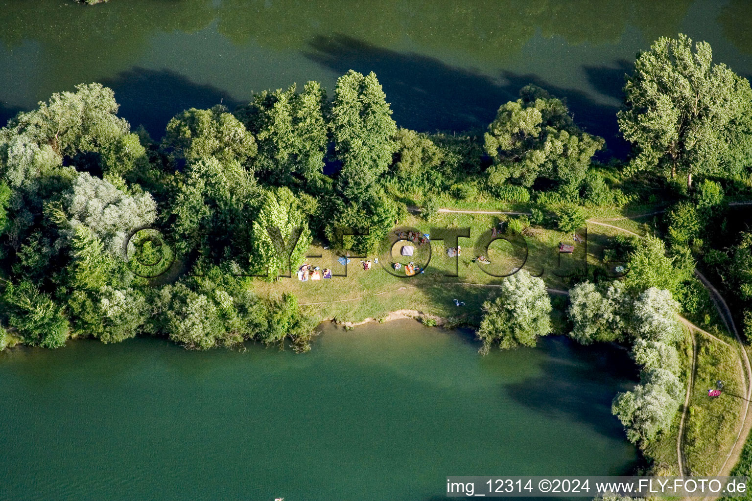 Vue aérienne de Baigneurs au lac de carrière Hirschau à le quartier Hirschau in Tübingen dans le département Bade-Wurtemberg, Allemagne