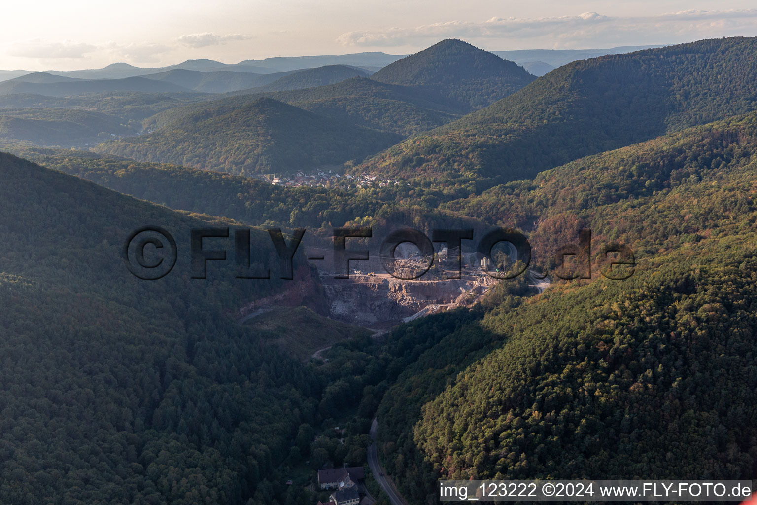 Vue aérienne de Granit du Palatinat à Waldhambach dans le département Rhénanie-Palatinat, Allemagne