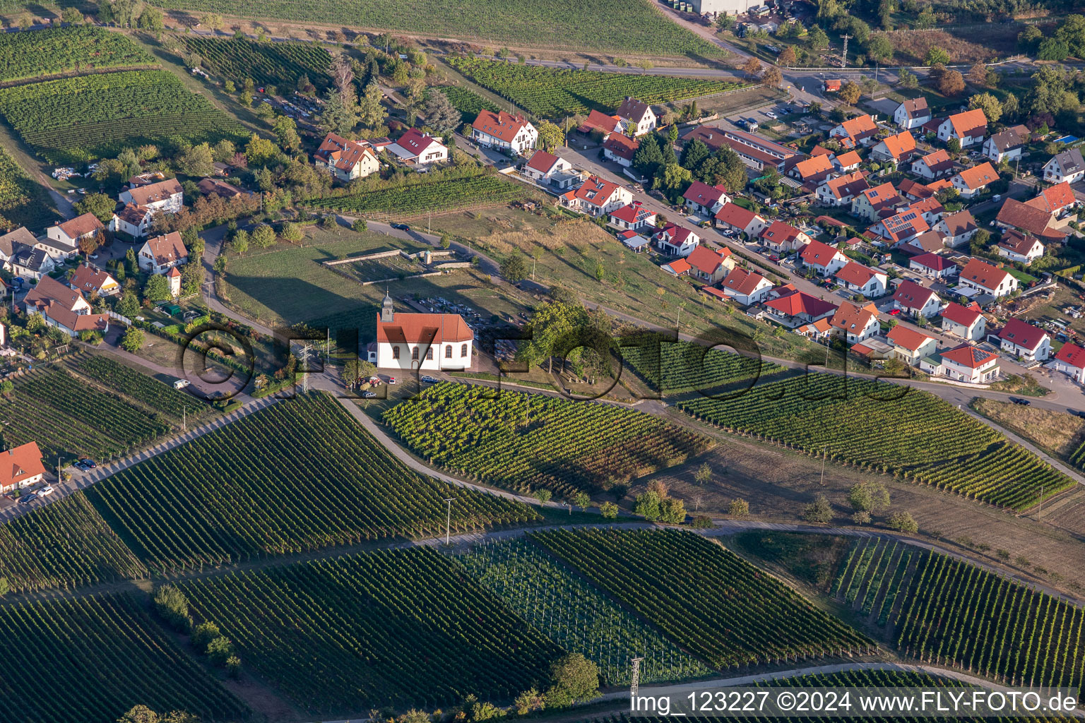 Vue aérienne de Chapelle Saint-Denys à le quartier Gleiszellen in Gleiszellen-Gleishorbach dans le département Rhénanie-Palatinat, Allemagne