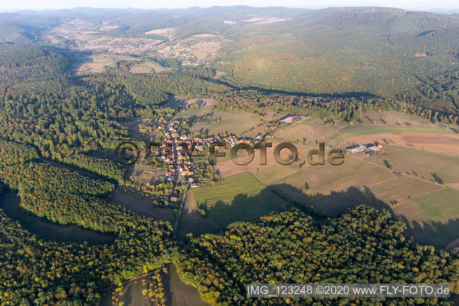 Vue aérienne de Mattstall à Lembach dans le département Bas Rhin, France