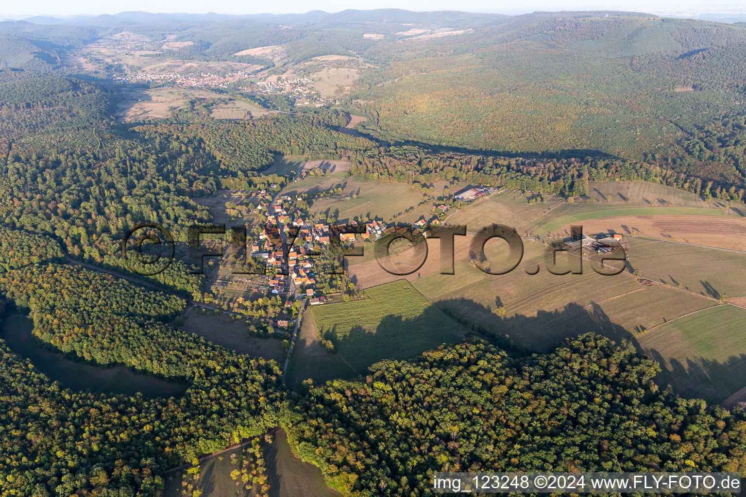 Vue aérienne de Mattstall à Lembach dans le département Bas Rhin, France