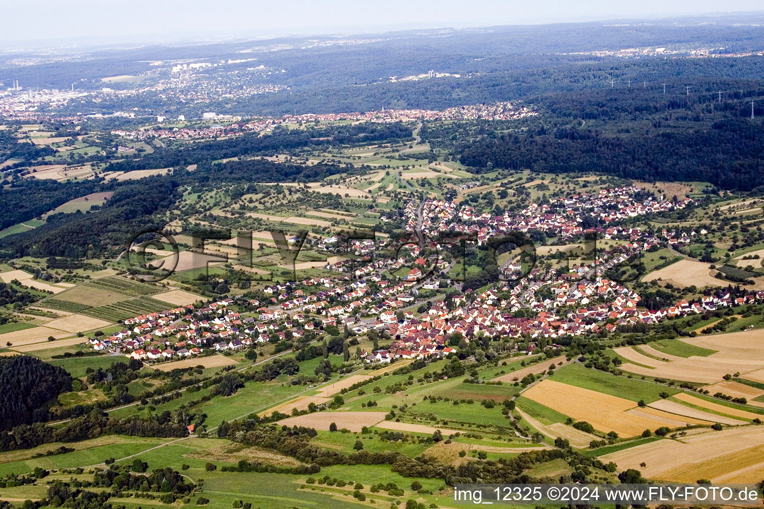 Vue aérienne de Réserve naturelle de Kettelbachtal à le quartier Ottenhausen in Straubenhardt dans le département Bade-Wurtemberg, Allemagne