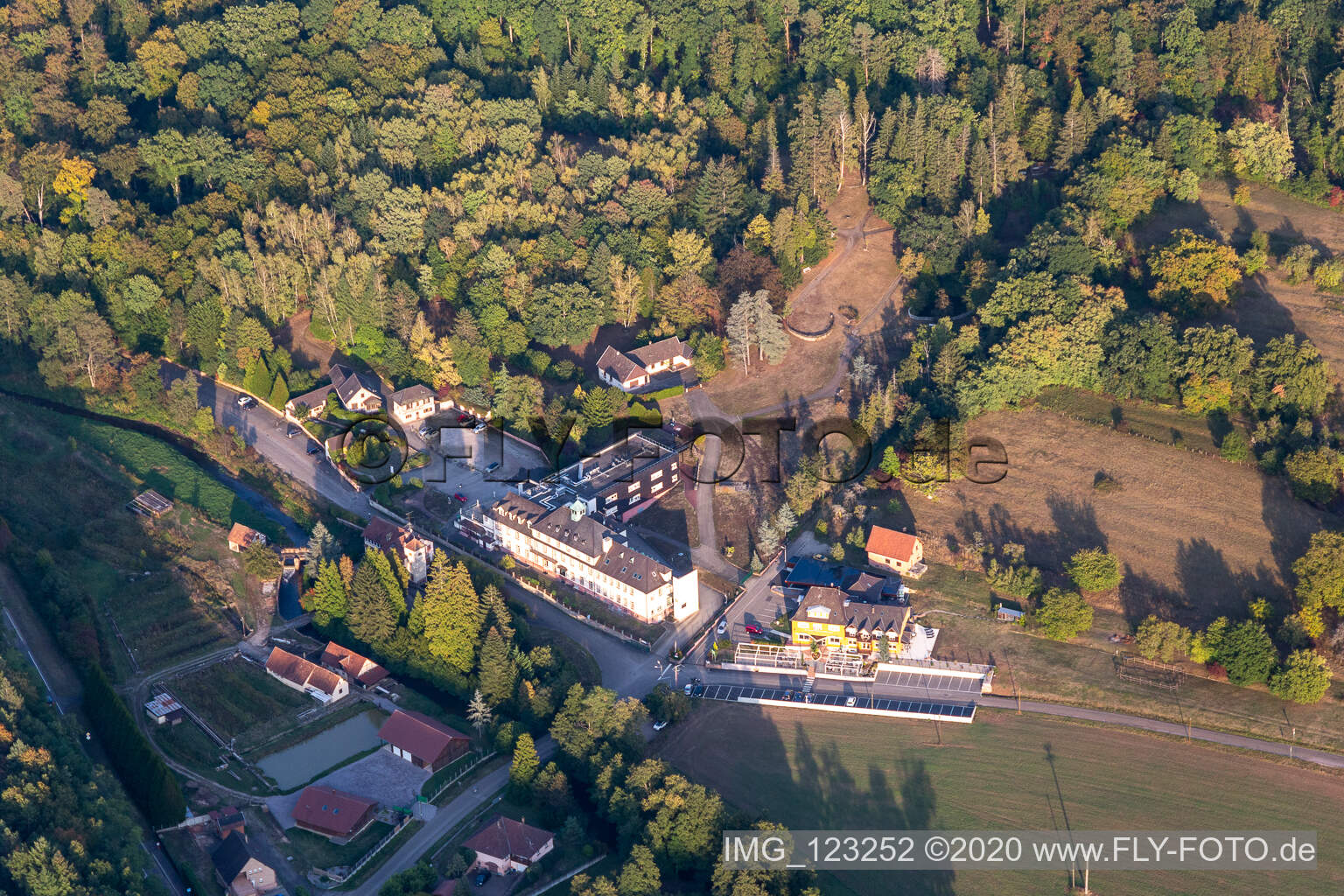 Vue aérienne de Liebfrauenthal, Hôtel Restaurant Traiteur Le Palais Gourmand à Gœrsdorf dans le département Bas Rhin, France