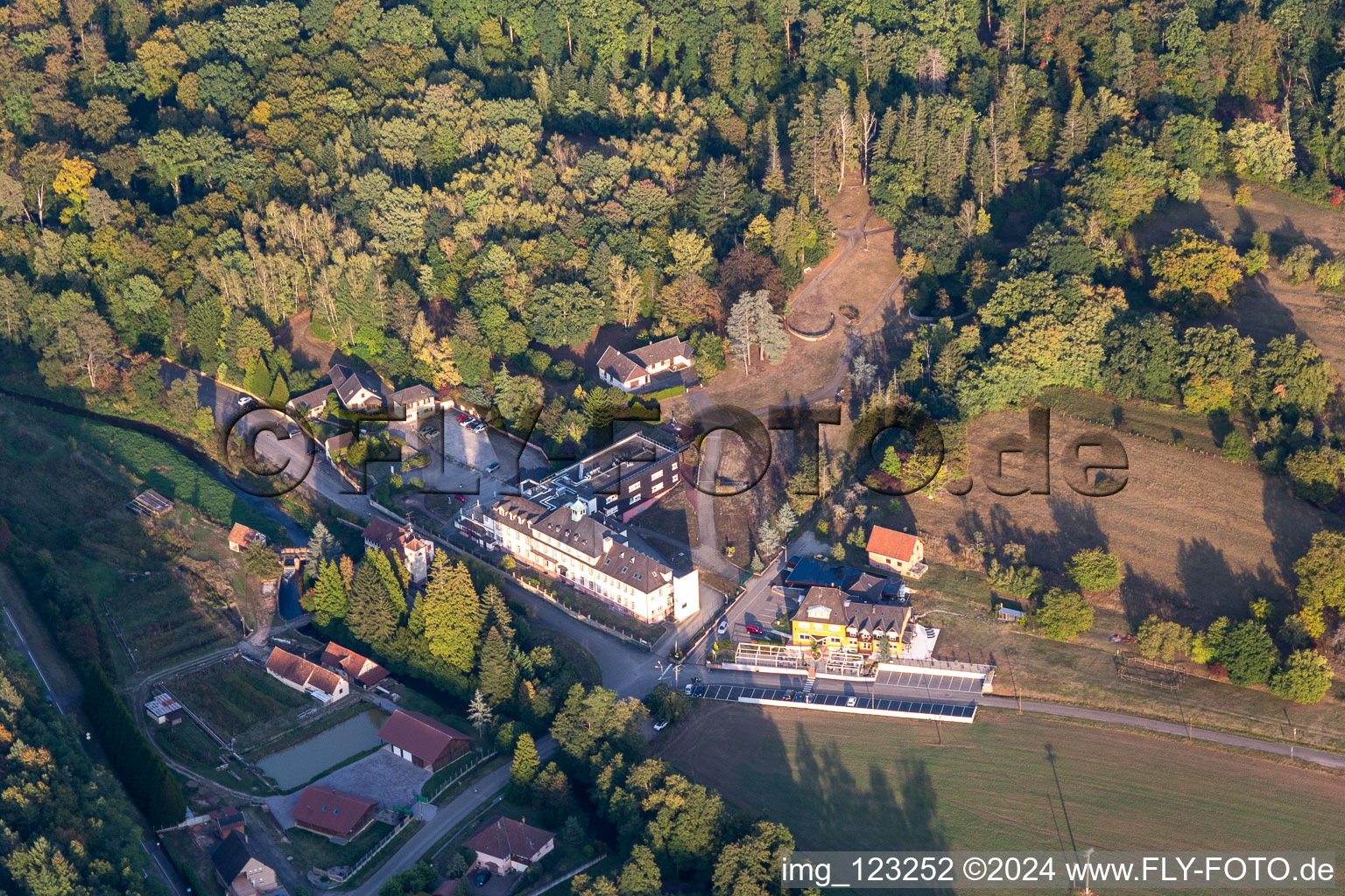 Vue aérienne de Liebfrauenthal, Hôtel Restaurant Traiteur Le Palais Gourmand à Gœrsdorf dans le département Bas Rhin, France